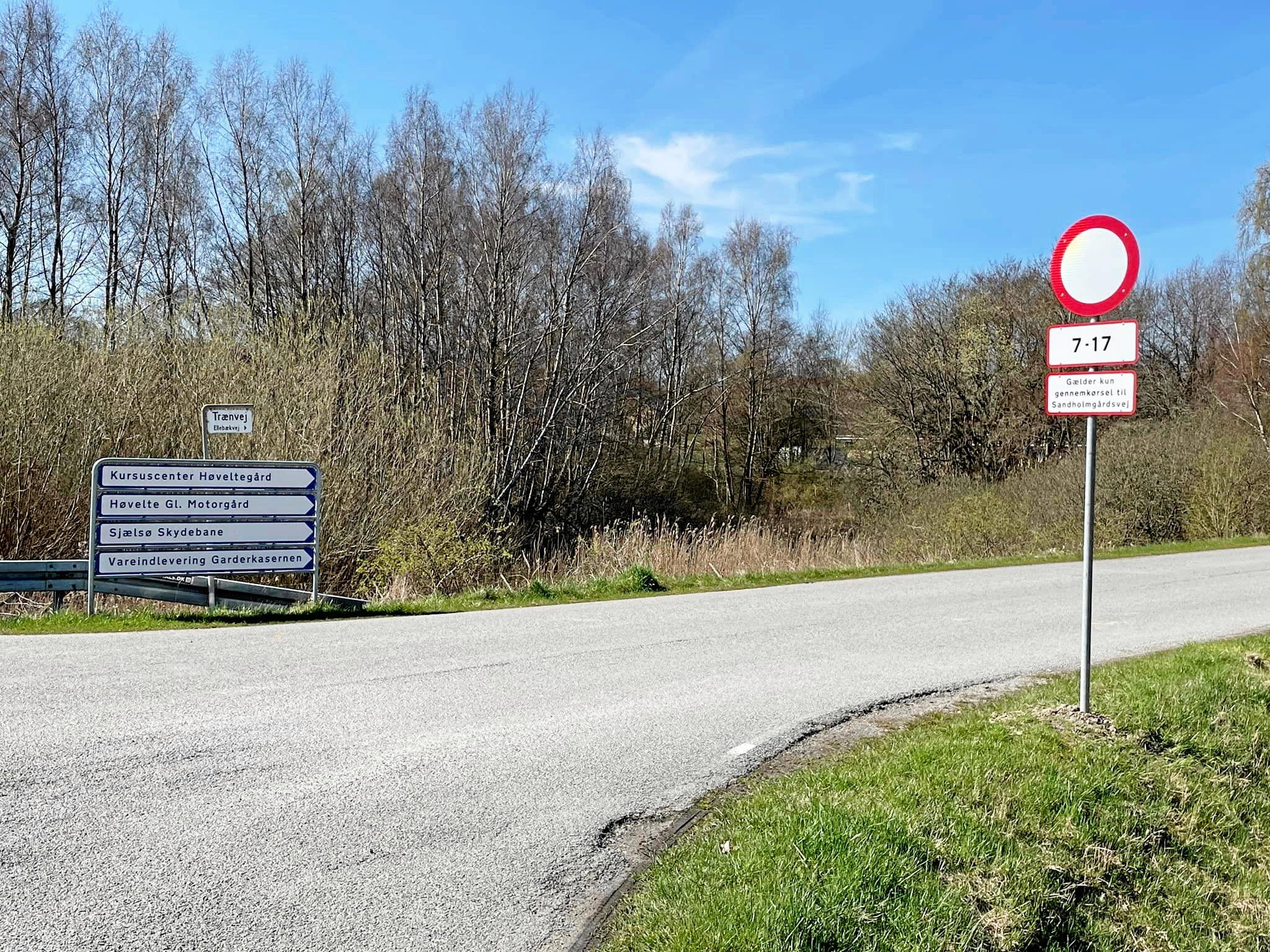 Både ved Høveltevej (bill.) og Sandholmgårdsvej er der kommet ny skiltning om gennemkørsel forbudt ad Ellebækvej. Foto: Thomas Helbro Reimann