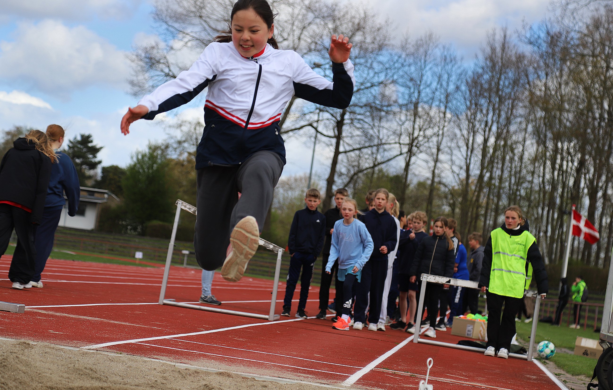Atletikbanen, som nu skal fjernes for at gøre plads til fodbolden, danner blandt andet rammen om OL for hundredevis af skoleelever.