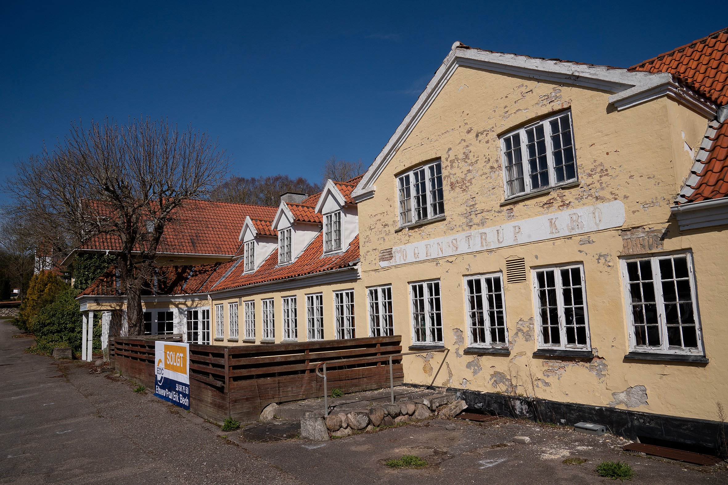 I hvert fald kroens ydermure bliver stående og formentlig også ydermurene på alle de andre bygninger, der hører til Mogenstrup Kro, der nu skal omdannes til lejeboliger. Foto: Thomas Olsen
