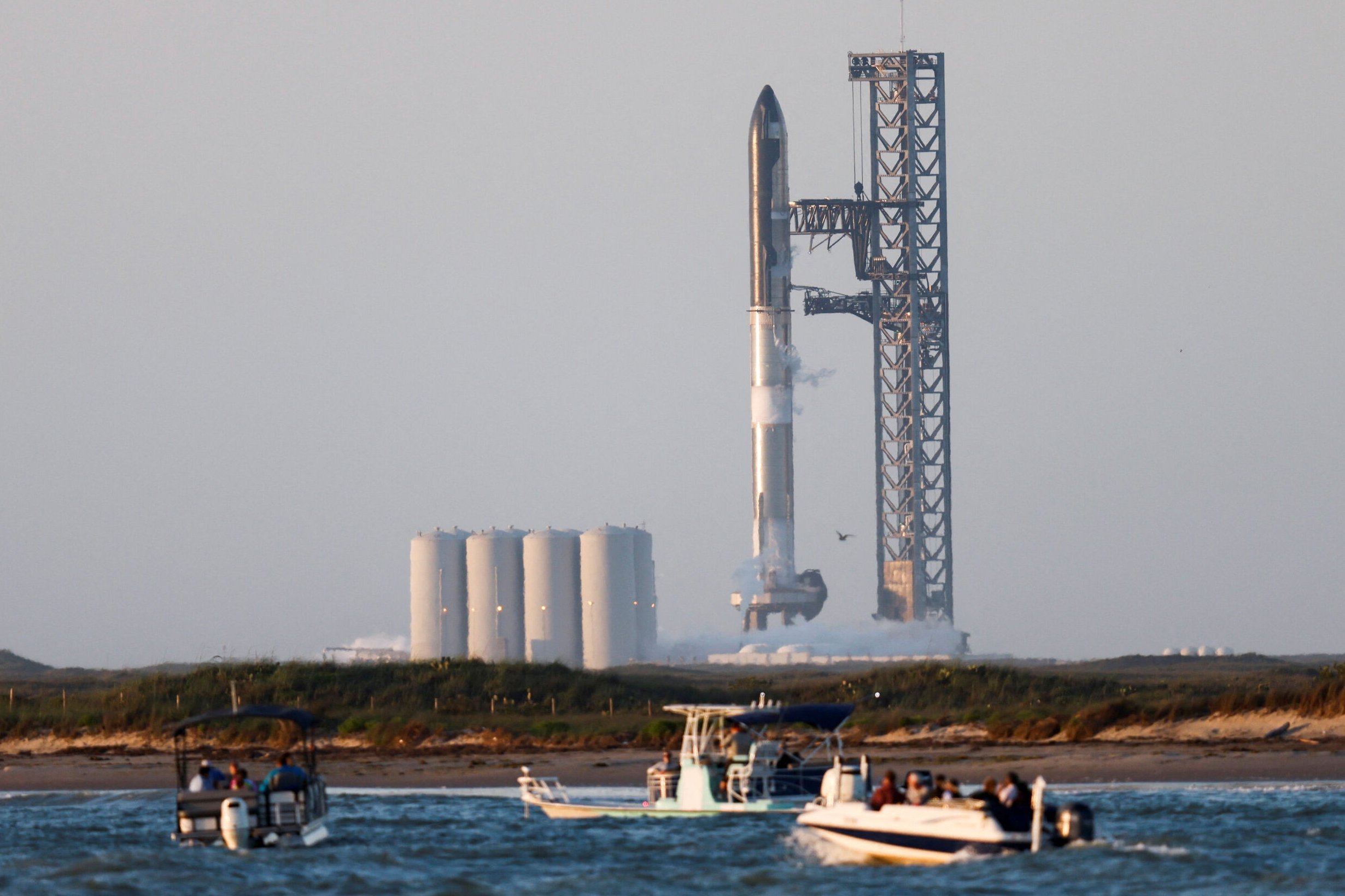 Den første opsendelse af SpaceX' rumfartøj "Starship" blev aflyst i sidste øjeblik på grund af teknisk fejl.