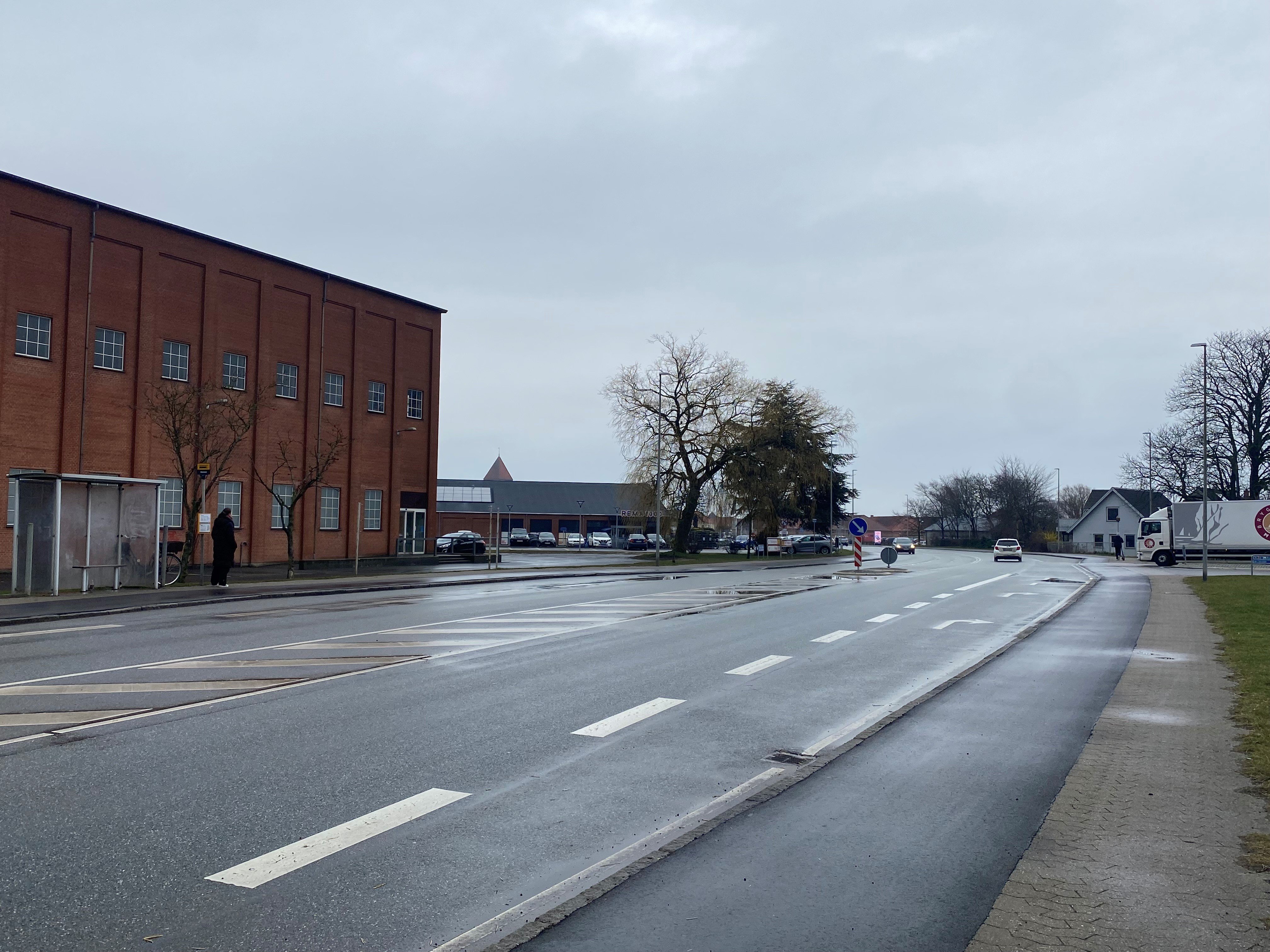 Sukkerfabrikken og Rema 1000 må fortsat dele adgangsvej, for lyssignalet, der skulle have været etableret her, er aflyst. Foto: Lene C. Egeberg