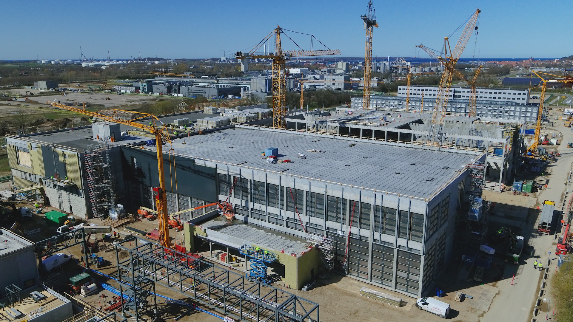 Flere nye fabrikker er under opførelse, mens eksisterende udbygges. Novo investerer fortsat milliarder i Kalundborg.