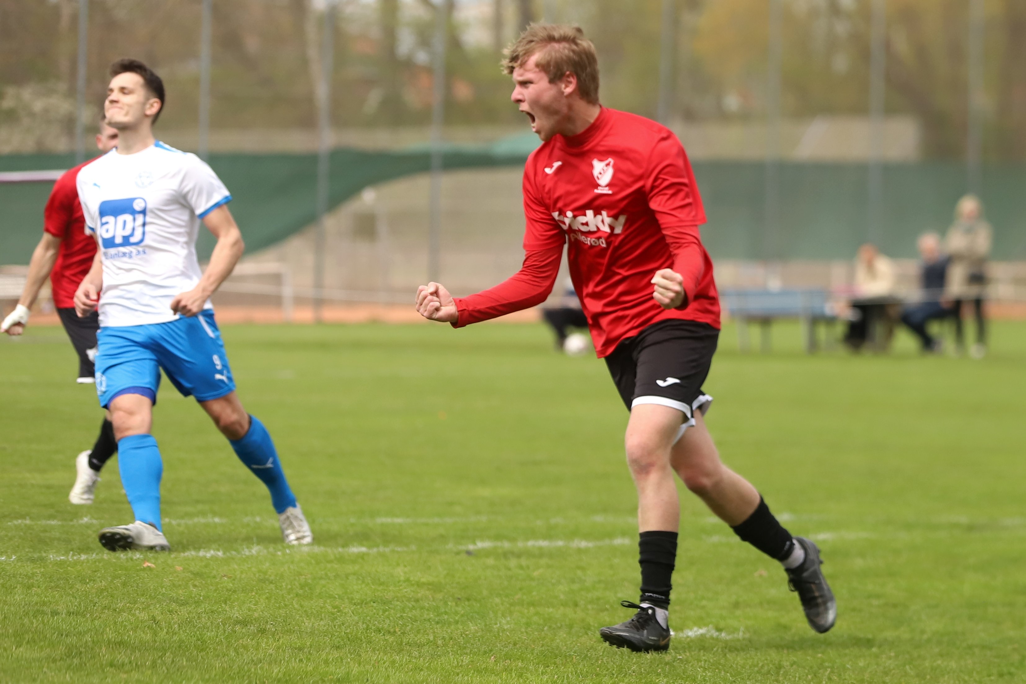 Lasse Lyby fejrer sin scoring til 1-0 for Allerød.