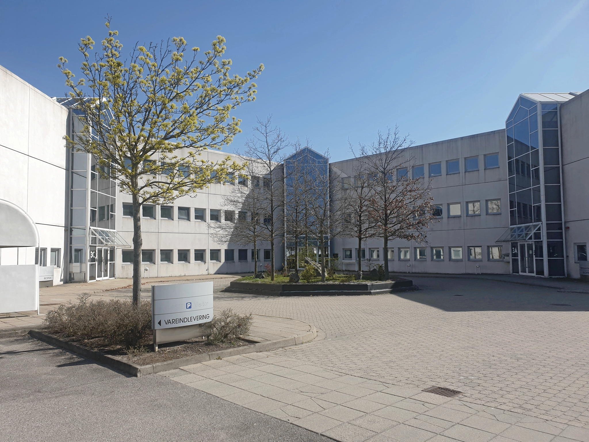 Wihlborgs store kontorhus havde stået tomt i nogle år, før kommunen indgik en aftale med virksomheden om at låne lokalerne. Mens lejeaftalen bliver forlænget, bliver der samtidig gjort plads til flere beboere.