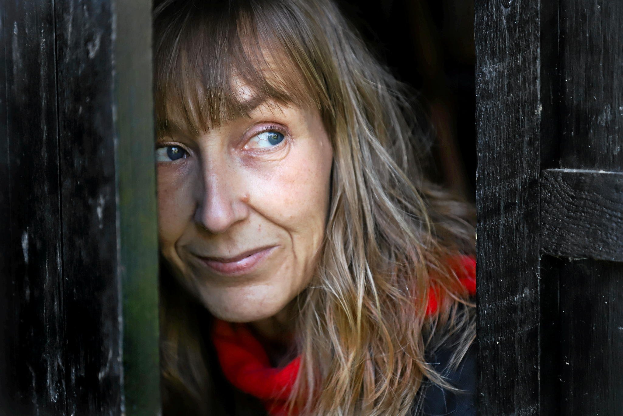 Cecilie Eken har i alle 30 år af sit forfatterskab elsket fantasy, og heldigvis for hende er genren blevet noget mere populær, end da hun debuterede med en eventyrroman. Nu er hun aktuel med den poetiske billedbog Omnias Hus og vil fortsat kæmpe for at hive børn og unge væk fra skærmen og ind i den virkelige verden. For DEN er magisk.