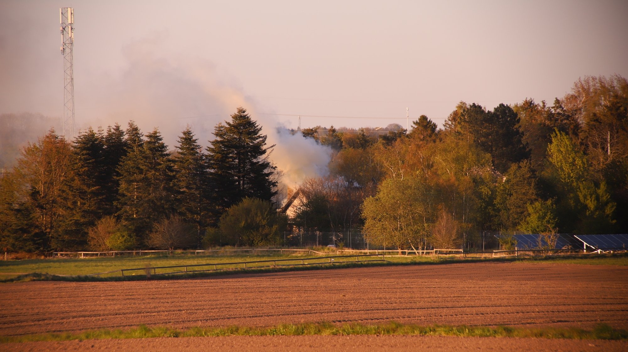 Mange redningskøretøjer er den seneste time kørt igennem Gundsømagle til en gårdbrand mellem Gundsømagle og Østrup.