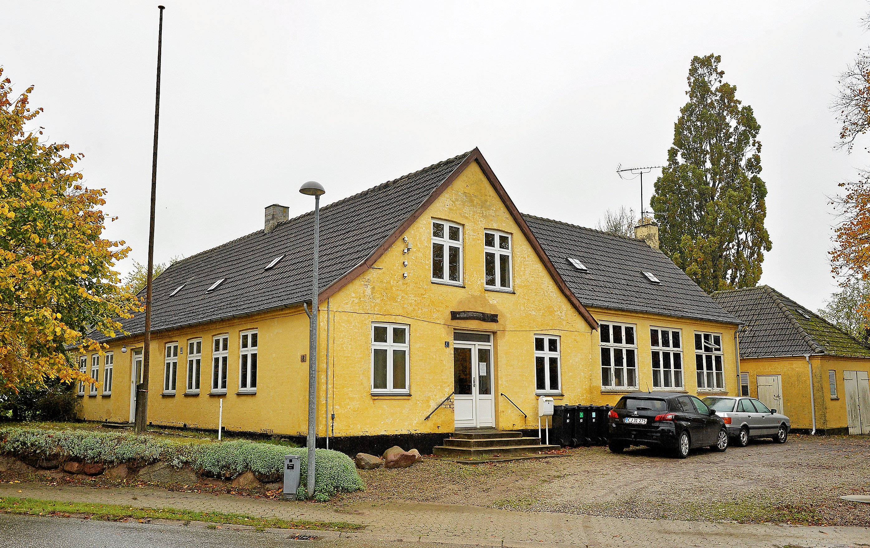 Den gamle skole i Dåstrup kan få et helt nyt liv. Den bliver sat til salg af Roskilde Kommune, og et nyt kommuneplantillæg åbner for, at bygningen eksempelvis kan bruges til bolig. Foto: Jørgen Chr. Jørgensen