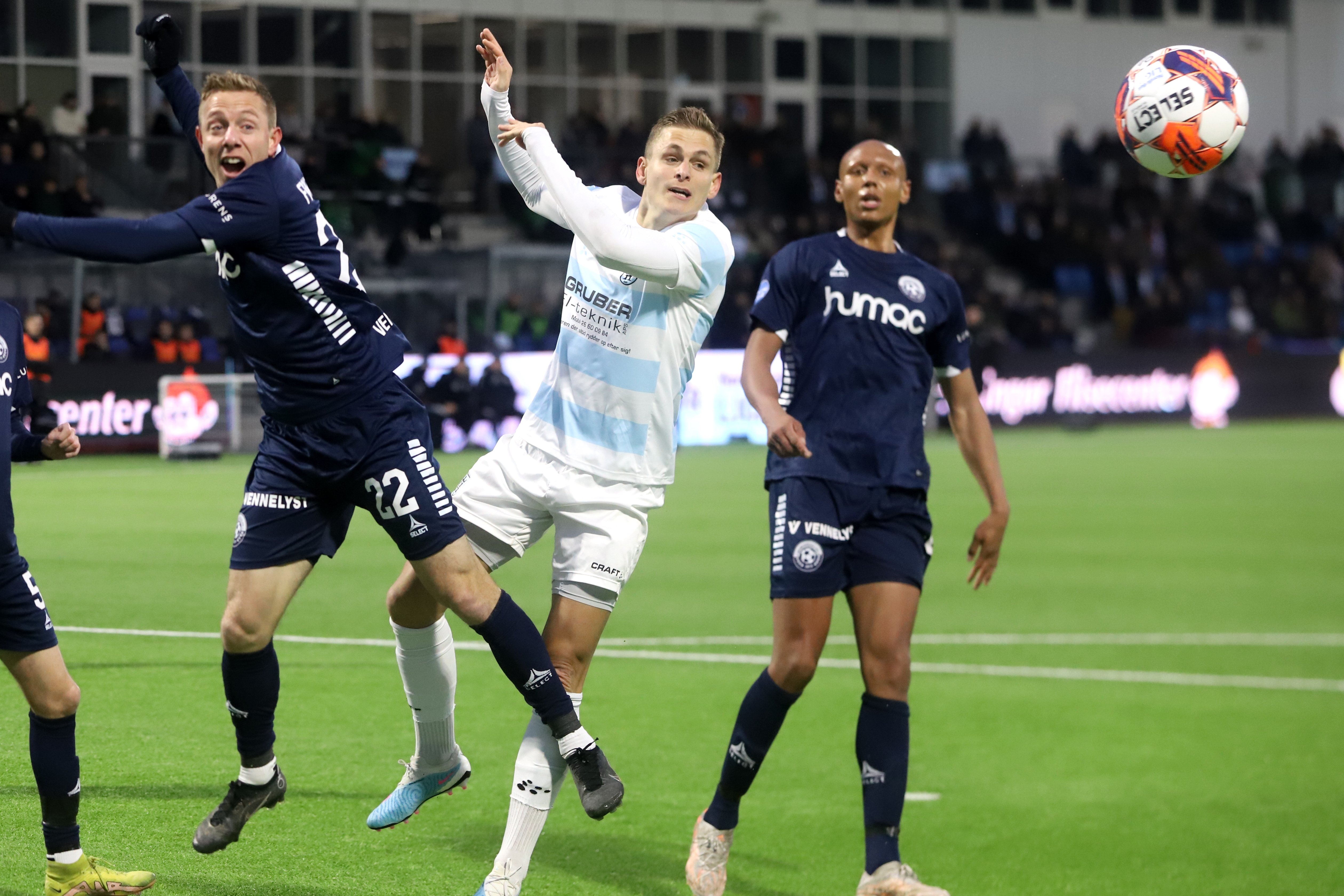 Oliver Drost og gæsternes Rune Frantsen og Simon Okosun spejder forgæves efter bolden i FC Helsingør-Vendyssel i 1. divisions oprykningsspil, fredag 31. marts 2023.