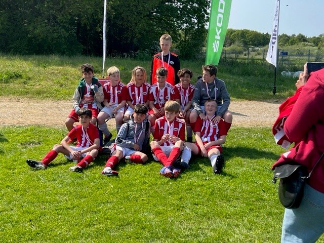 KGB´s U12 fik sølvmedaljer. I alt deltog 36 hold en-dagsstævnet pinselørdag i Munkesøen i Kalundborg.