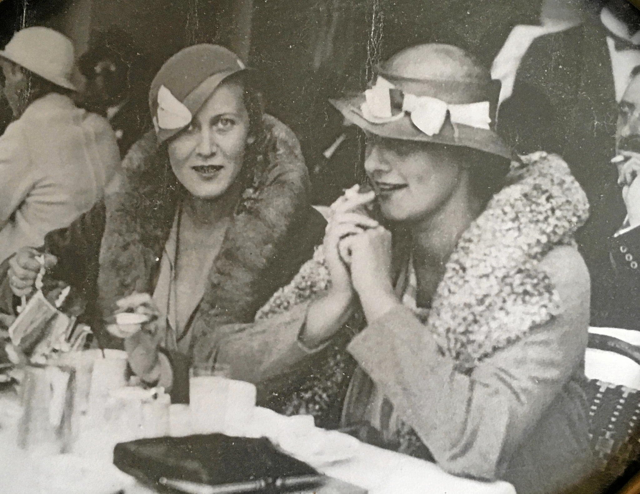 Det er Jutta Graae, der sidder til venstre på billedet på cafe d'Angleterre engang i slutningen af 1920'erne. Og til højre er det hendes søster, Kirsten Graae, gift Munck. Hendes mand var den kendte journalist, senere hofchef Ebbe Munck.