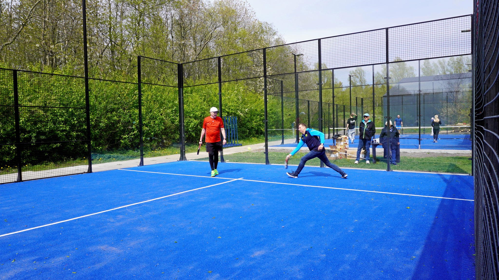 De to padelbaner bliver åbnet for børn og unge.