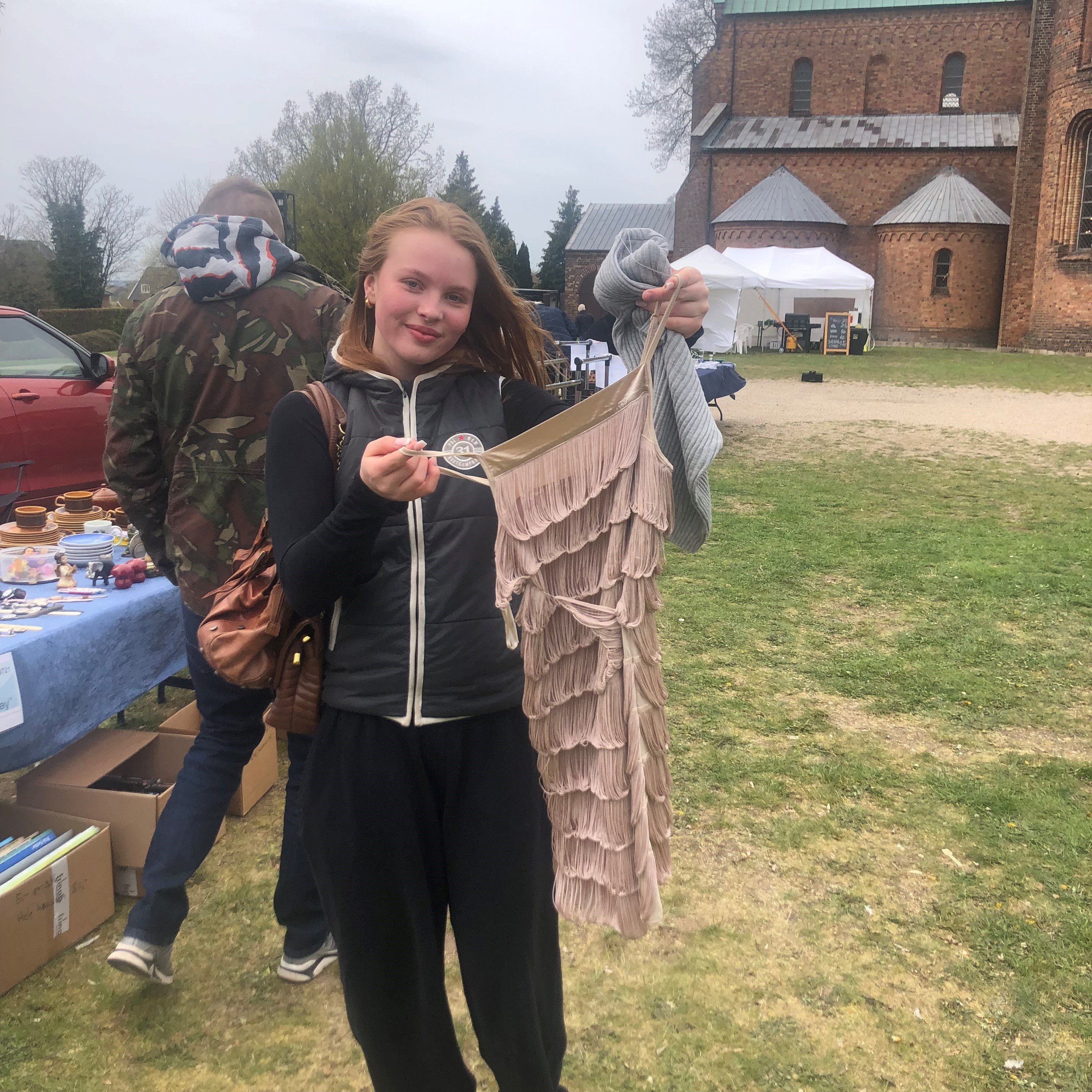 15årige Berta Brehm Rastém fandt blandt andet en fin gallakjole til sig selv på Lions Loppemarked lørdag formiddag. Foto: Lotte Scharff