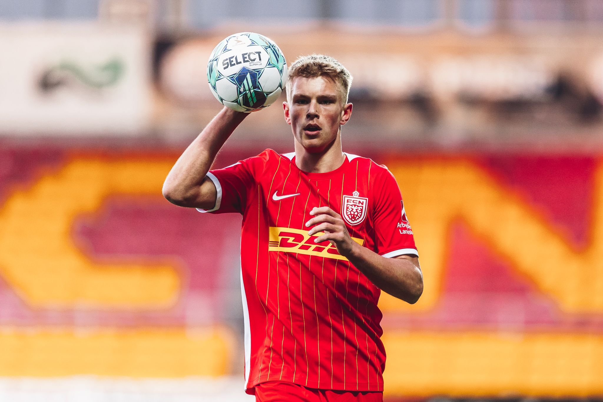 Farum-drengen Lucas Høgsberg fik sin Superligadebut for FC Nordsjælland i mandags og sang siden for på sejrssangen i omklædningsrummet. En sang, der er lavet af en anden Farum-dreng.