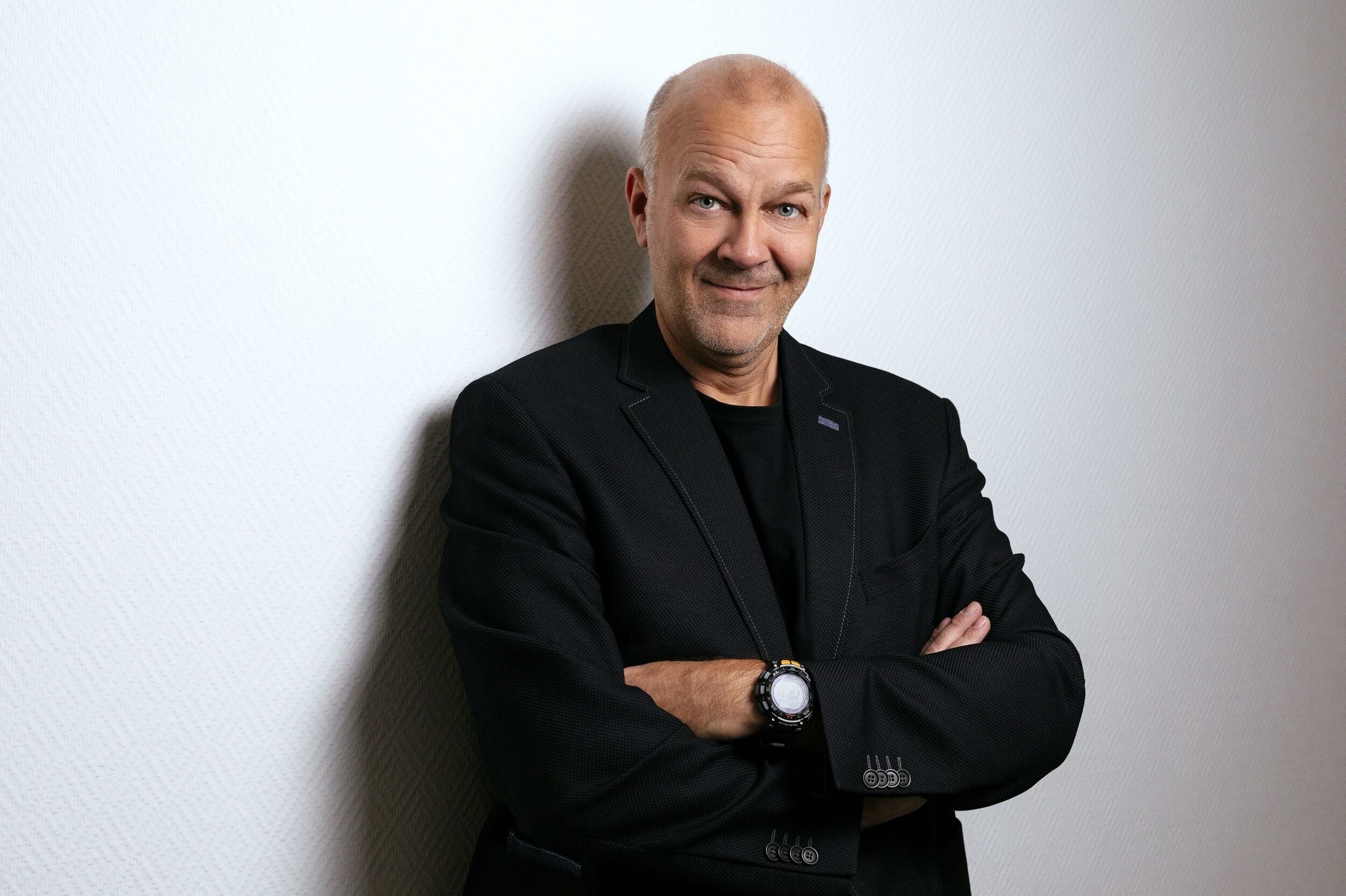 Med en baggrund som journalist har Jens Henrik Jensen skrivegaverne i orden, og dem har han brugt på en række spændingsromaner. 6. maj fylder han 60 år.