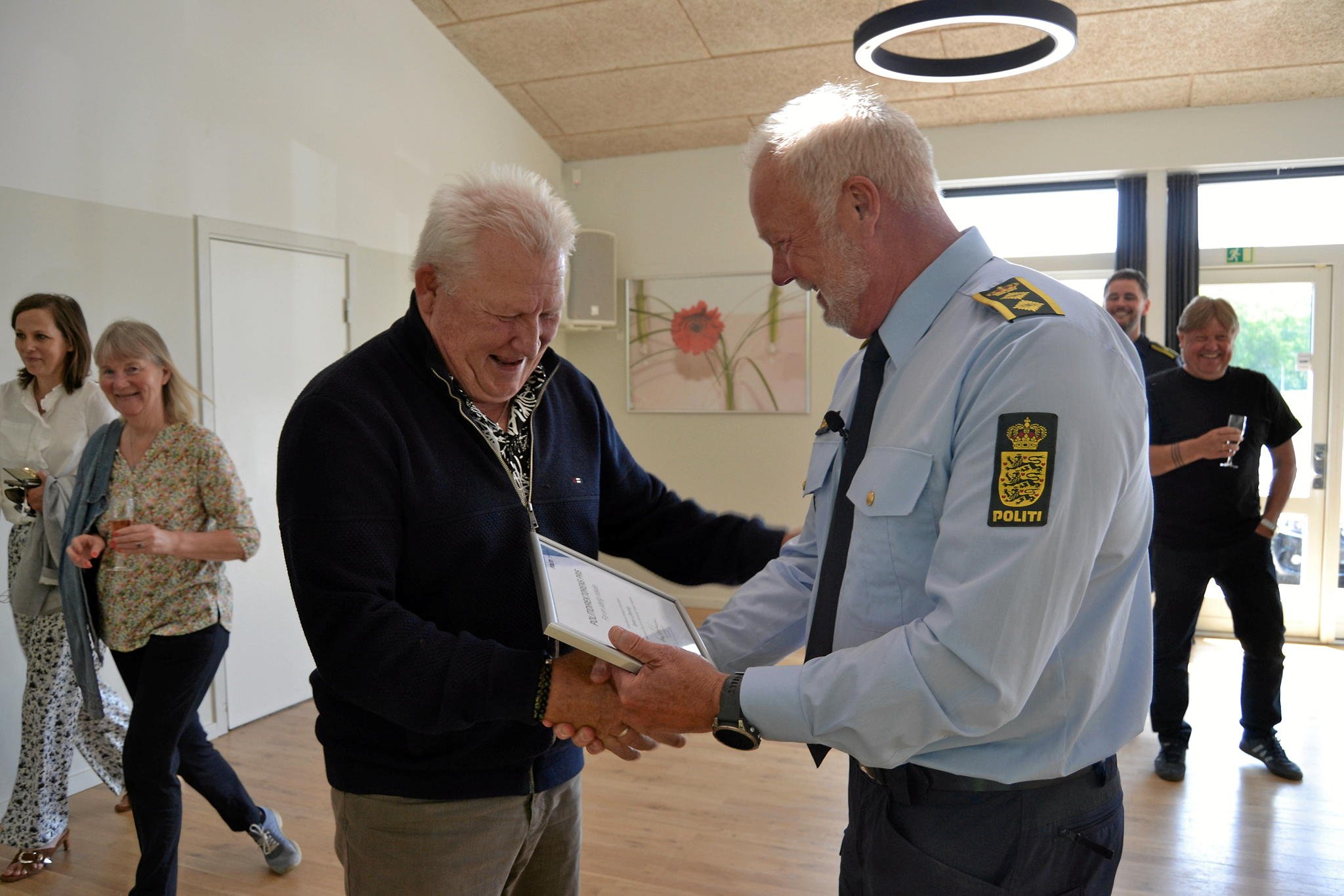 Politidirektør overrækker ’Politidirektørens Pris’ til ejendomsleder Søren Lillevang