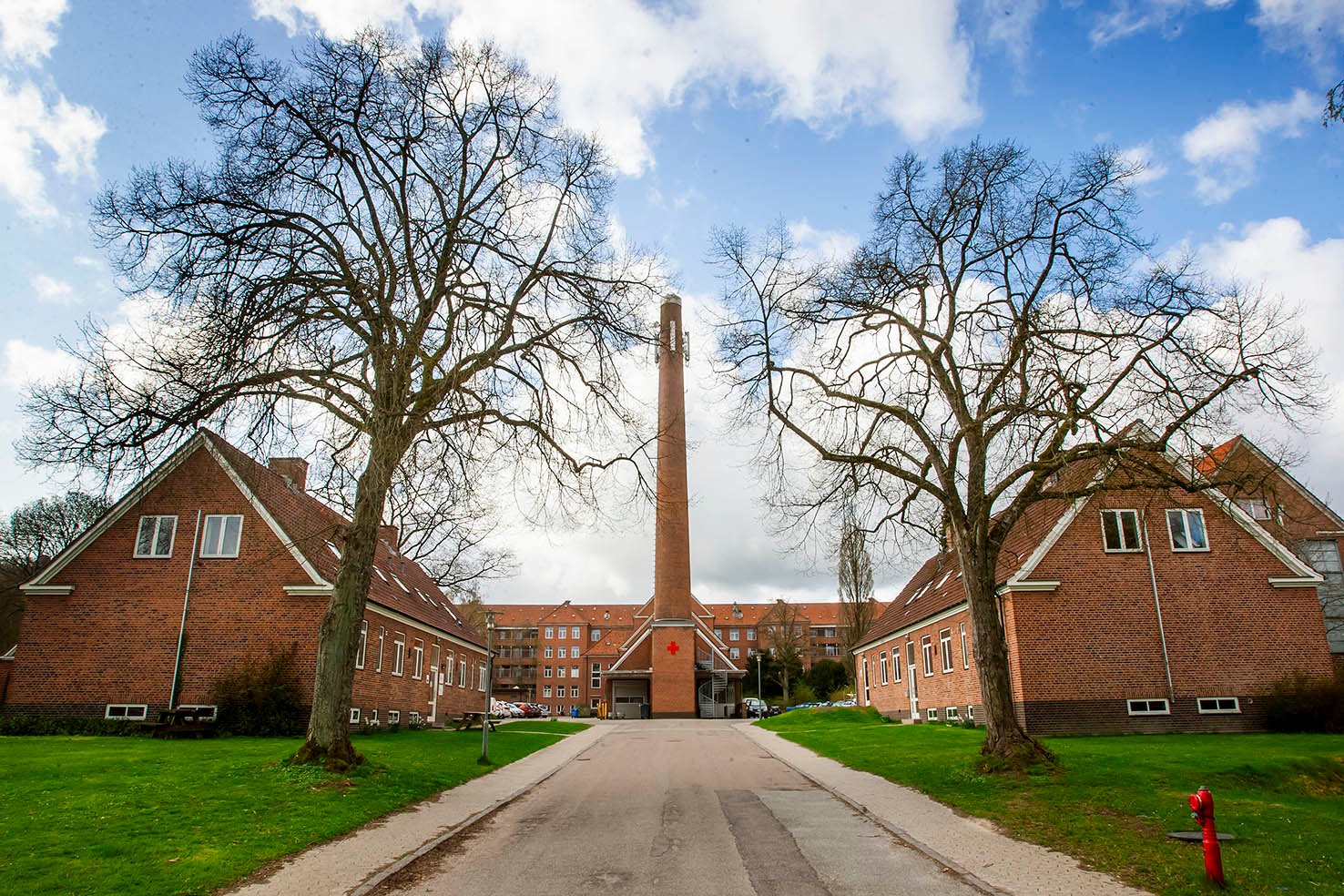 På Udrejsecenter Avnstrup bor familier med børn, som har fået afslået deres ansøgning om asyl eller indraget deres opholdstilladelser. På baggrund af en politisk beslutning blev alle børnefamilier fra Udrejsecenter Sjælsmark flyttet til Avnstrup i 2020.