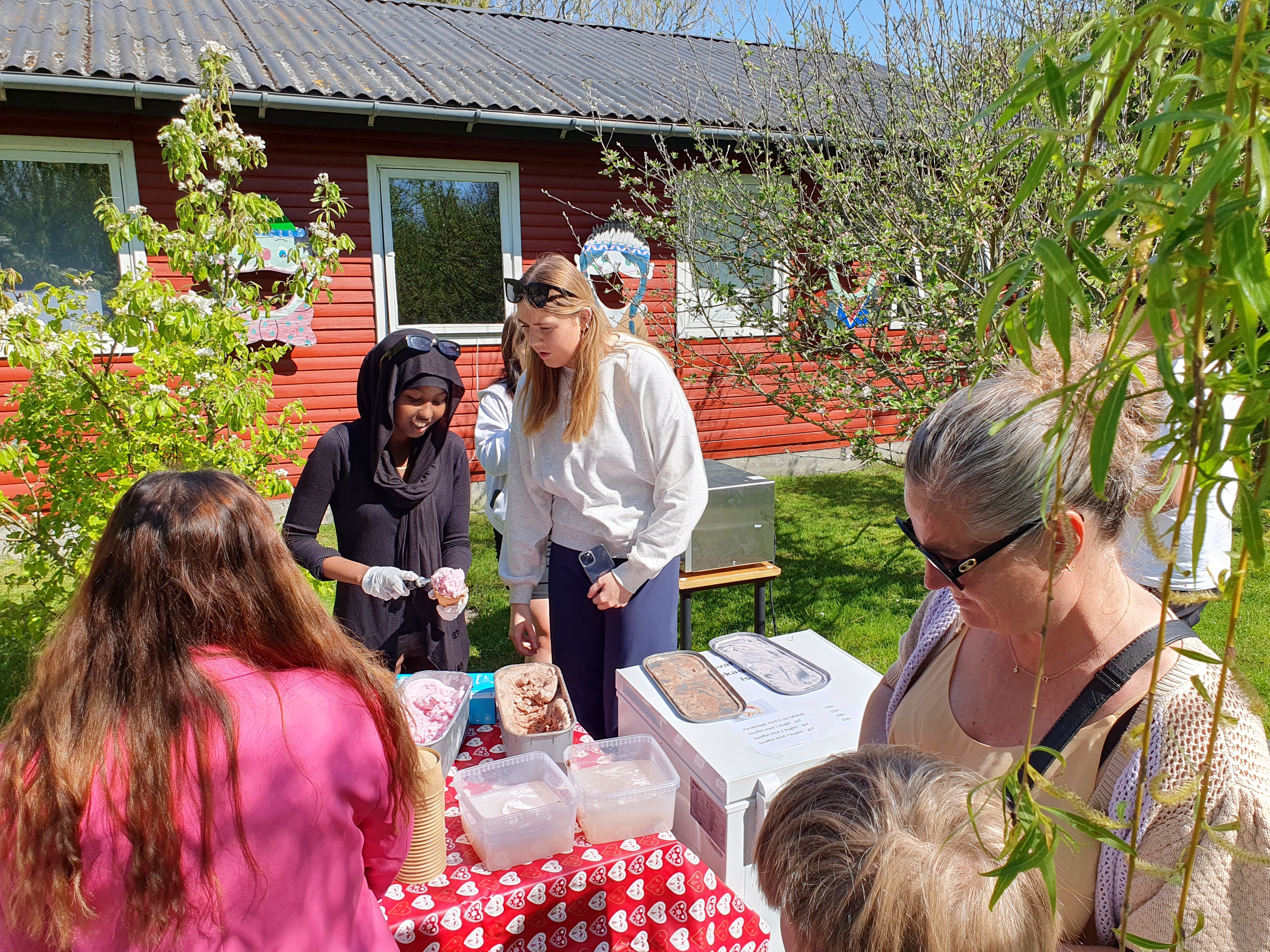 Forårsmarked trak folk til FGU-skolen – Sjællandske Nyheder