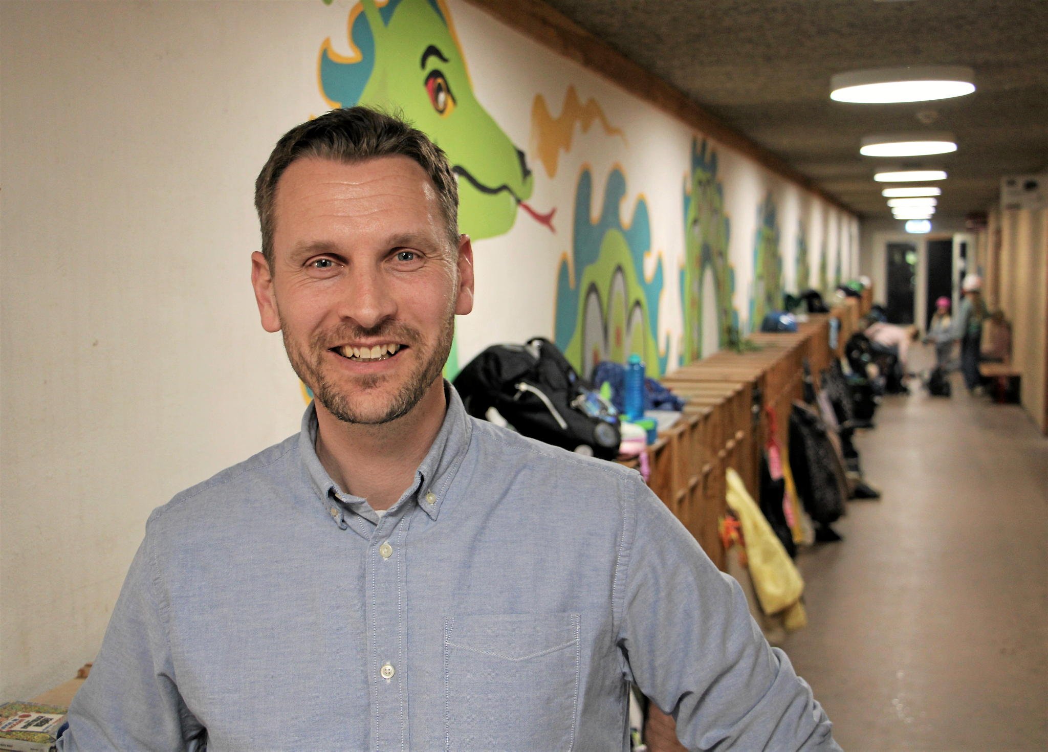Kasper Kerndrup startede som leder af Lindebjergskolen 2. maj. Han blev modtaget ved skolens flagstang, hvor han fik sit navn råbt op sammen med de nye ”bobler”, der lige er startet i sfo.