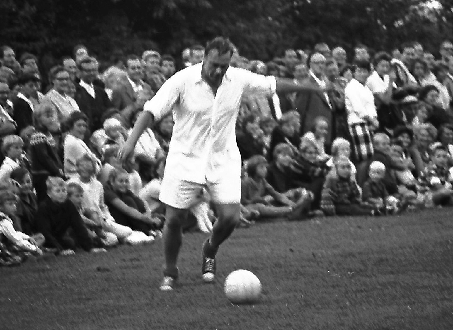 Dirch Passer havde i mange år sommerhus i Klint og var med i 1963, da der var Landliggerkamp - Holger Hagelberg var på pletten med sit kamera.