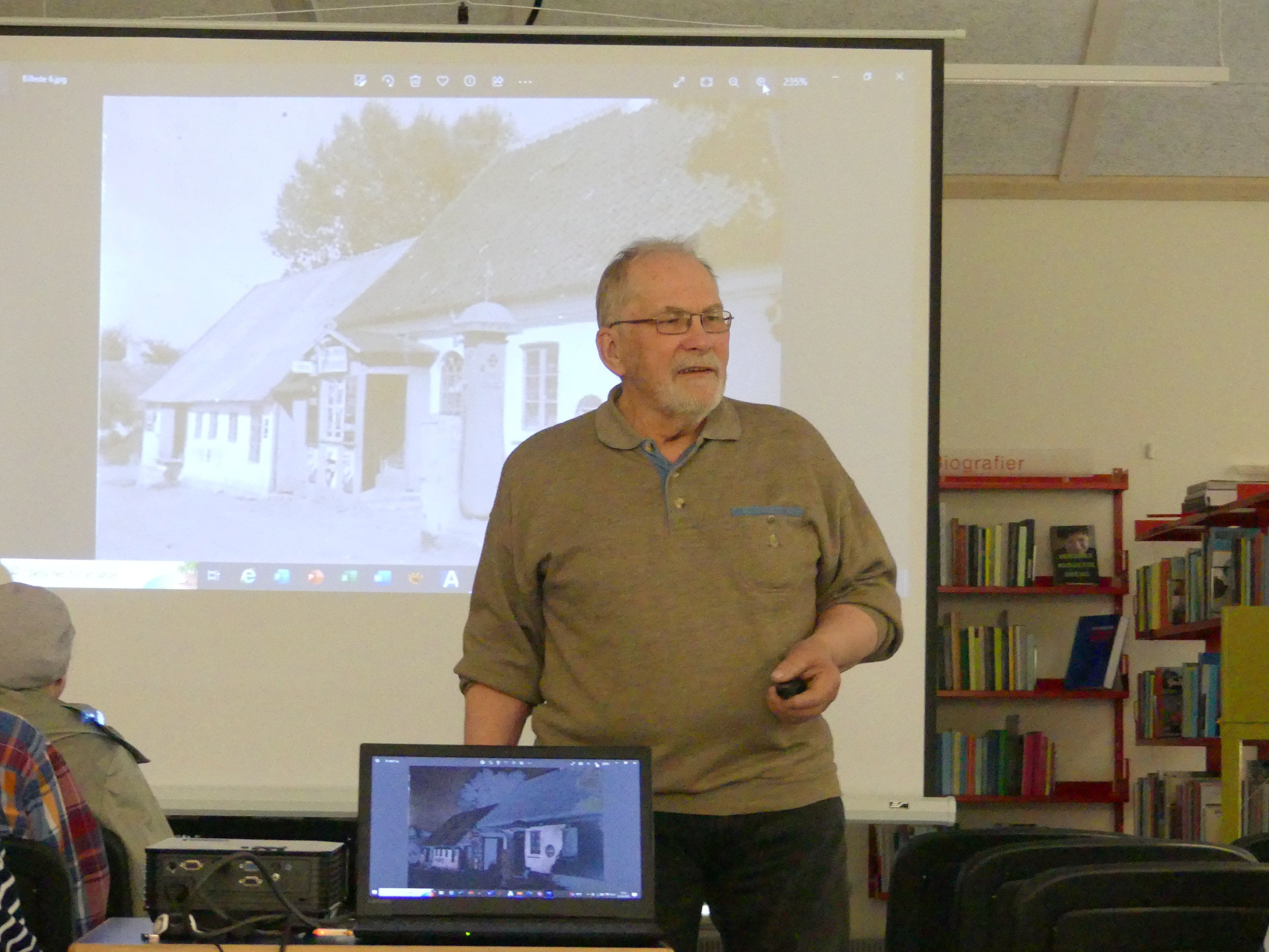 Gert Hansen fortalte forleden på Høng Bibliotek, om hvordan han lavede træsko i Buerup. Privatfoto