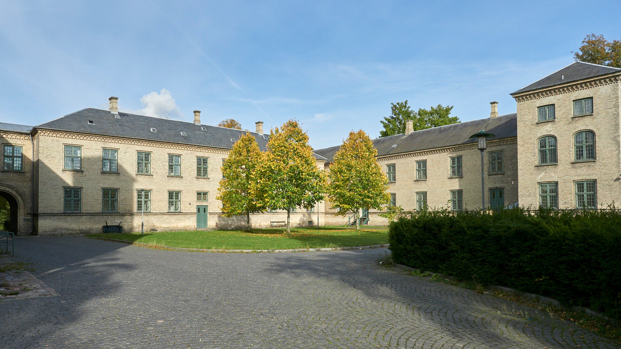 De fine gamle bygninger på det tidligere psykiatriske hospital Sankt Hans bliver de næste tre år ramme om en række kunstudstillinger, hvis værker spiller ind i områdets særlige historie og dets fremtid. Foto: Jan Partoft