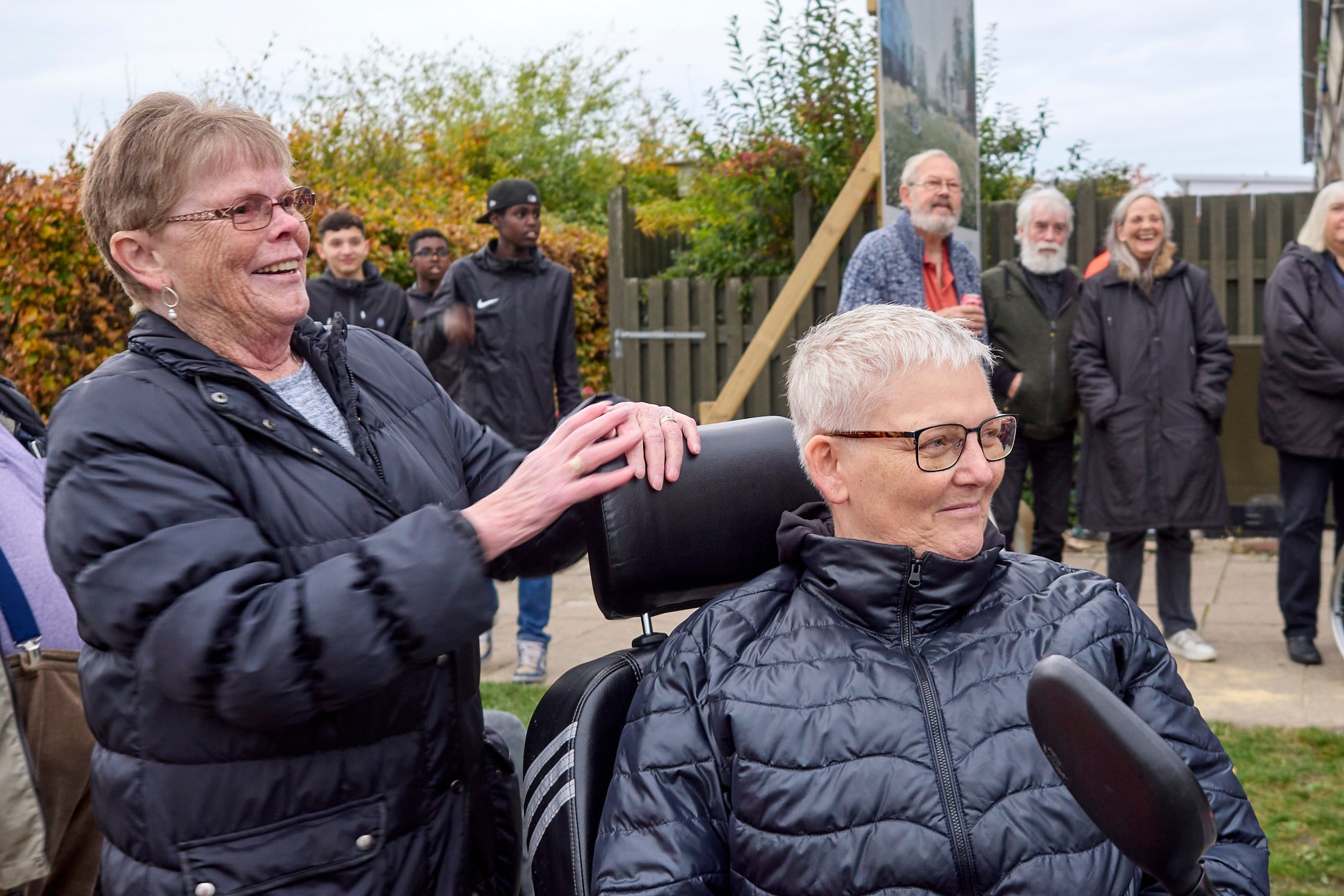 Lissi Nielsen og Simone Kær Pedersen har modtaget Boligselskabet Sjællands Initiativpris. Prisen fik de for deres store indsats for at finde den bedste løsning for både beboere i Æblehaven 74 og for byparken, Byens Haver. Billedet er fra præsentationen af den plan, som de to har været med til at udforme.