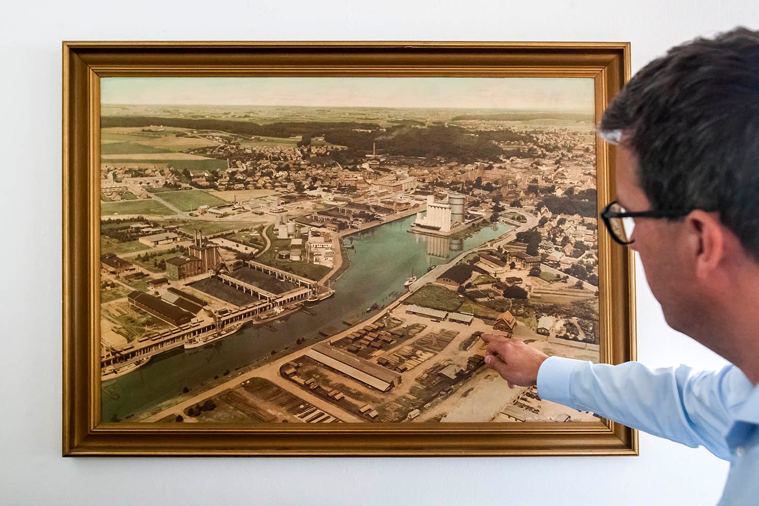 Frederik Meding er fjerde generation i T.A. Medings Tømmerhandel A/S, som nu hedder Byggeland A/S og netop er udvidet med tre forrentinger. Her et foto fra 1950erne, hvor man kan se den ejendom fra 1940erne, hvor der tidligere var både beboelse og kontorer.