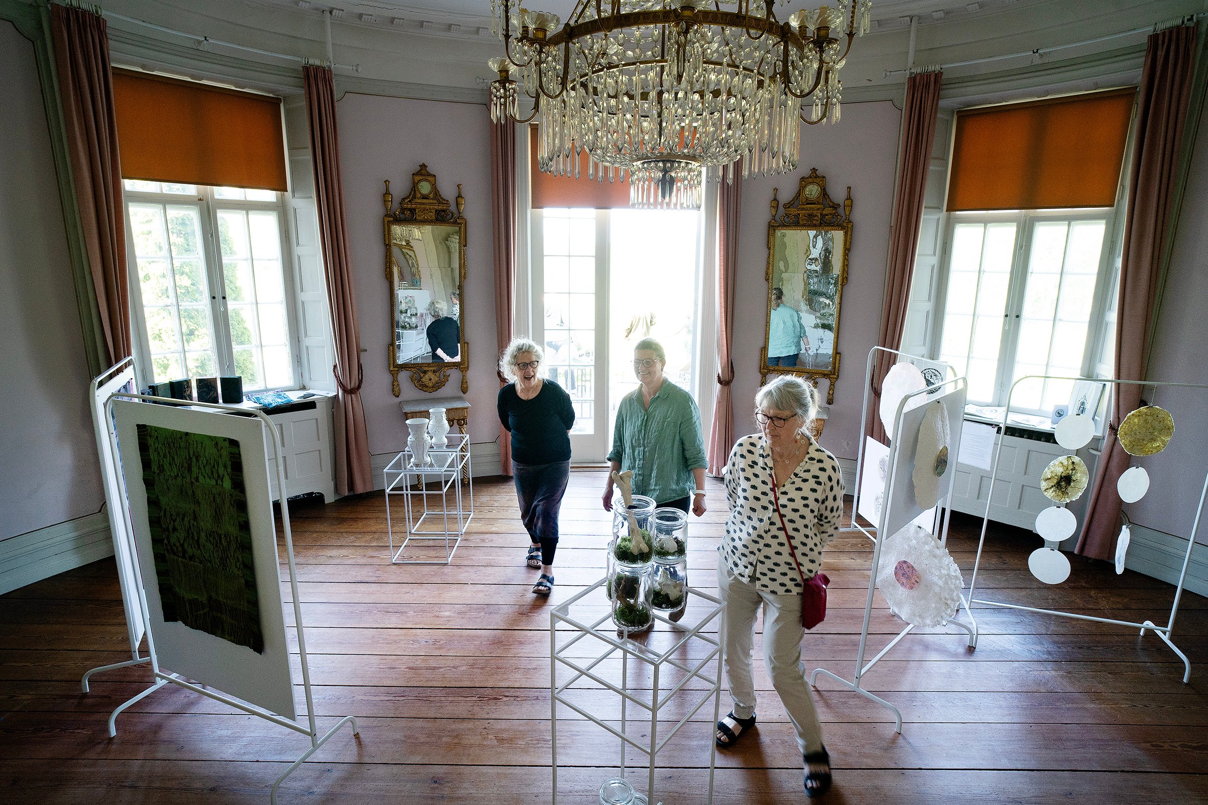 Fem kunstnere fra gruppen Locus udstiller værker, der er inspireret af Egholm Slot. Foto: Thomas Olsen