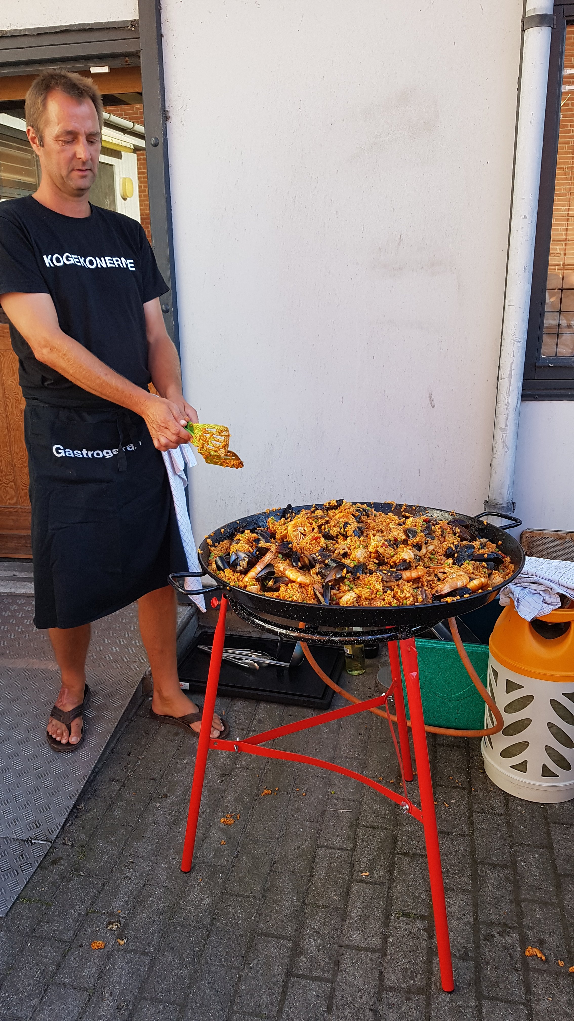 Her ses en af ’kogekonerne’ igang med at tilberede spansk paella. Foto: Privatfoto