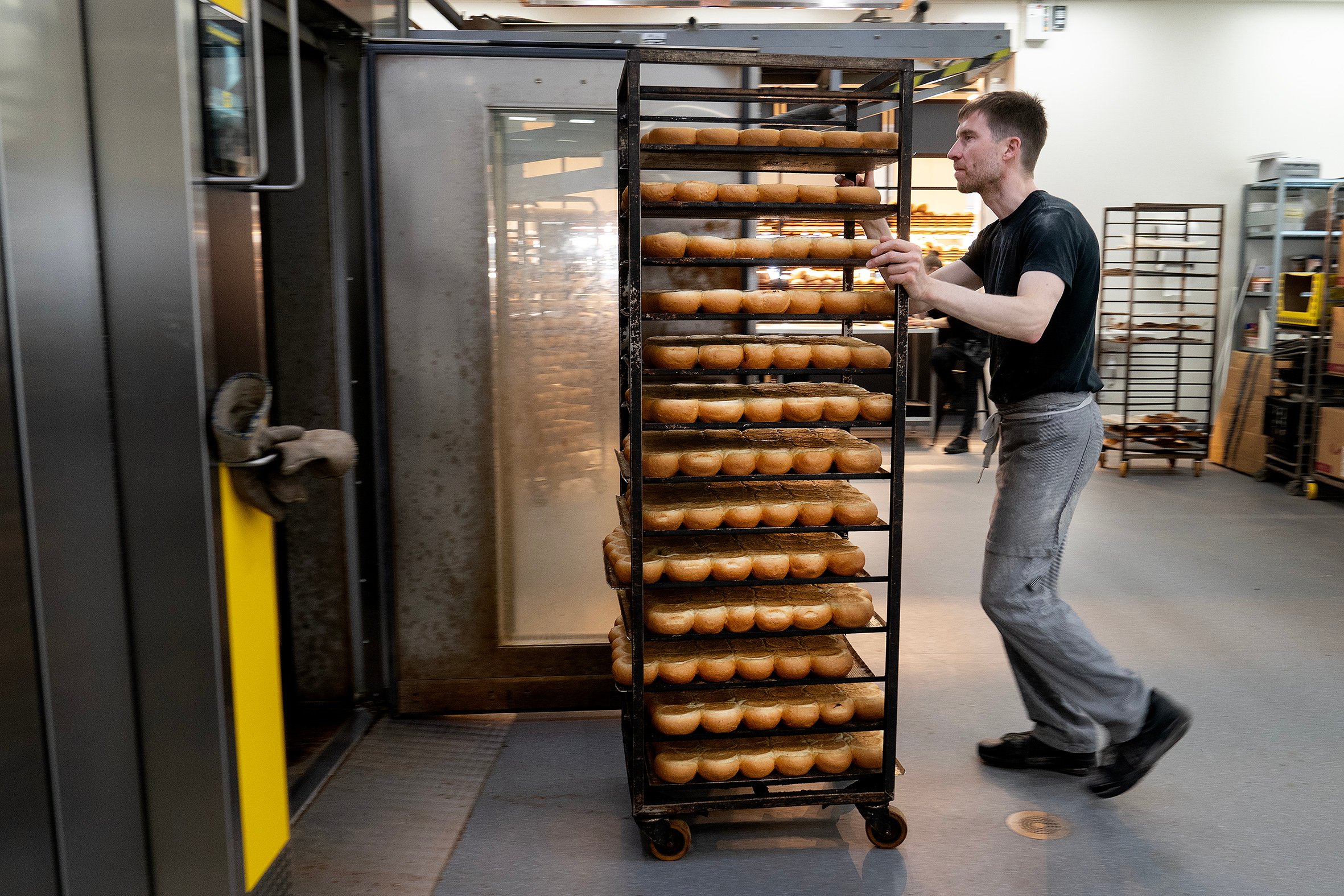 Julen har klejner og honninghjerter, fastelavn har sine fastelavnsboller, påsken har sine påskeæg, og St. Bededag har sine hveder. Og hver gang er der travlhed hos Sejers Konditori i Sorø.