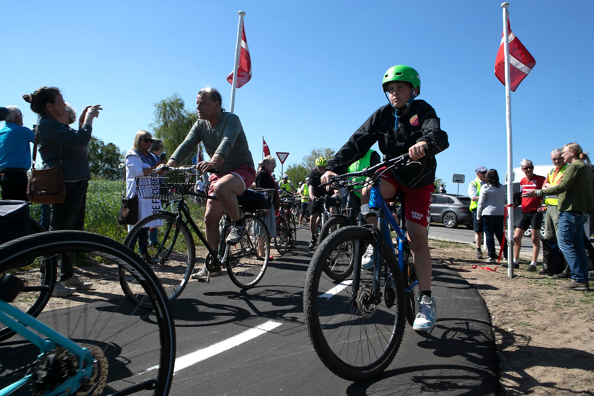 Der var mødt et par hundrede mennesker op - mange med cykler - til den officielle indvielse af Kulhuscykelstien fredag eftermiddag. Foto: Kim Rasmussen