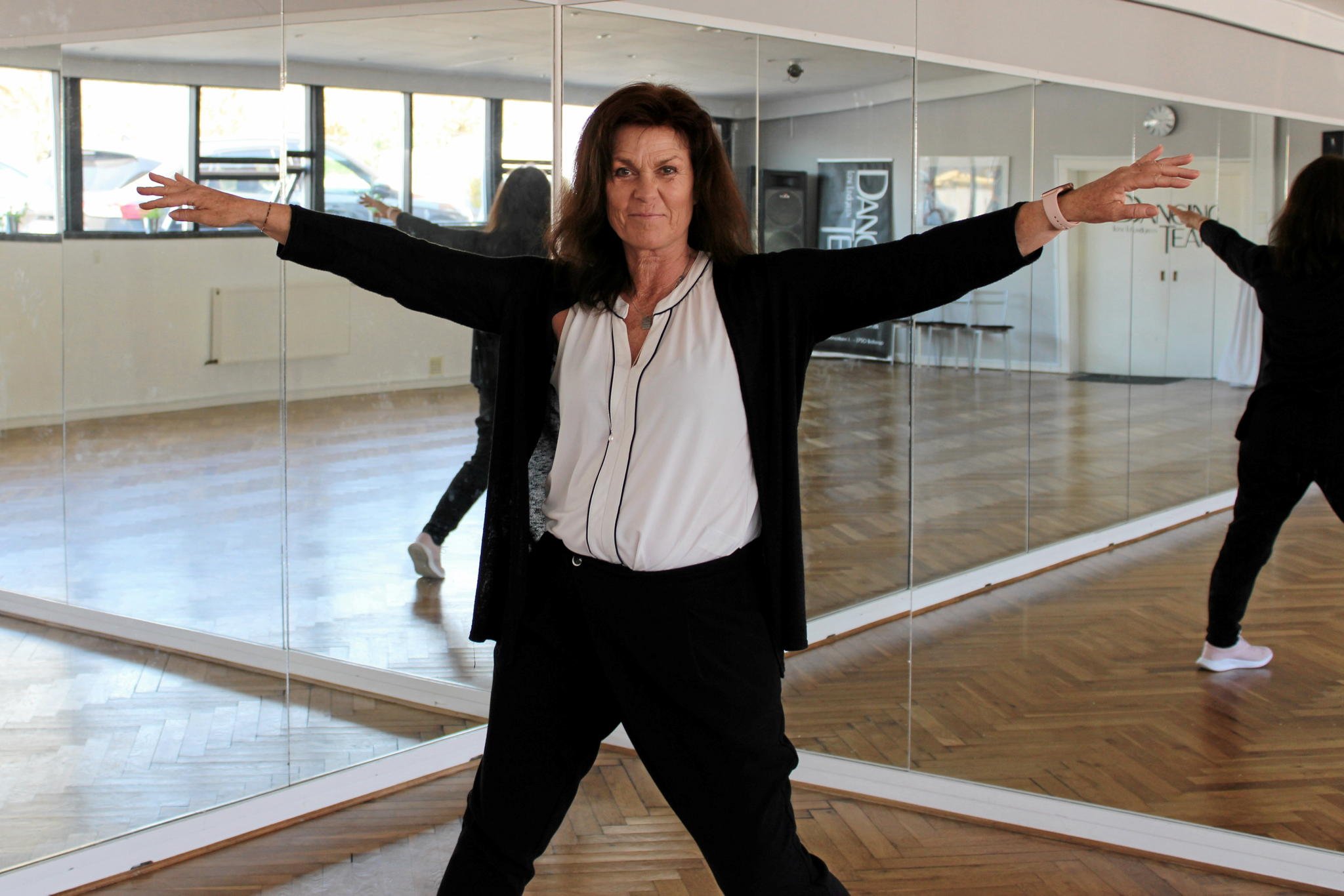 I 1981 begyndte Lone at undervise hos Bendixen Dans i Ballerup og det var her, hun slog rødder, da hun i 1985 overtog danseskolen, som blev til DancingTeam. Og selvom hun stadigvæk har meget dans i sig, er hun nødt til at takke af.