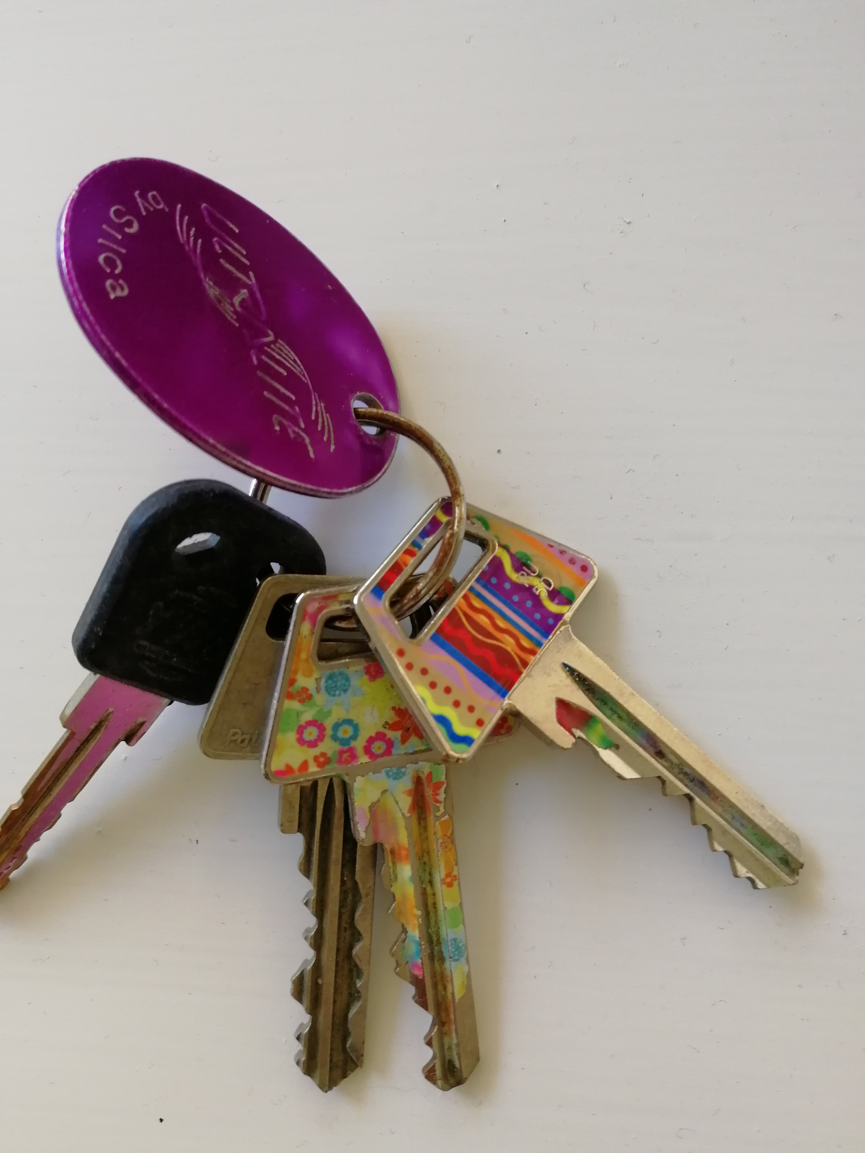 Dette sæt farverige nøgler er fundet på Kystvejen. Privatfoto