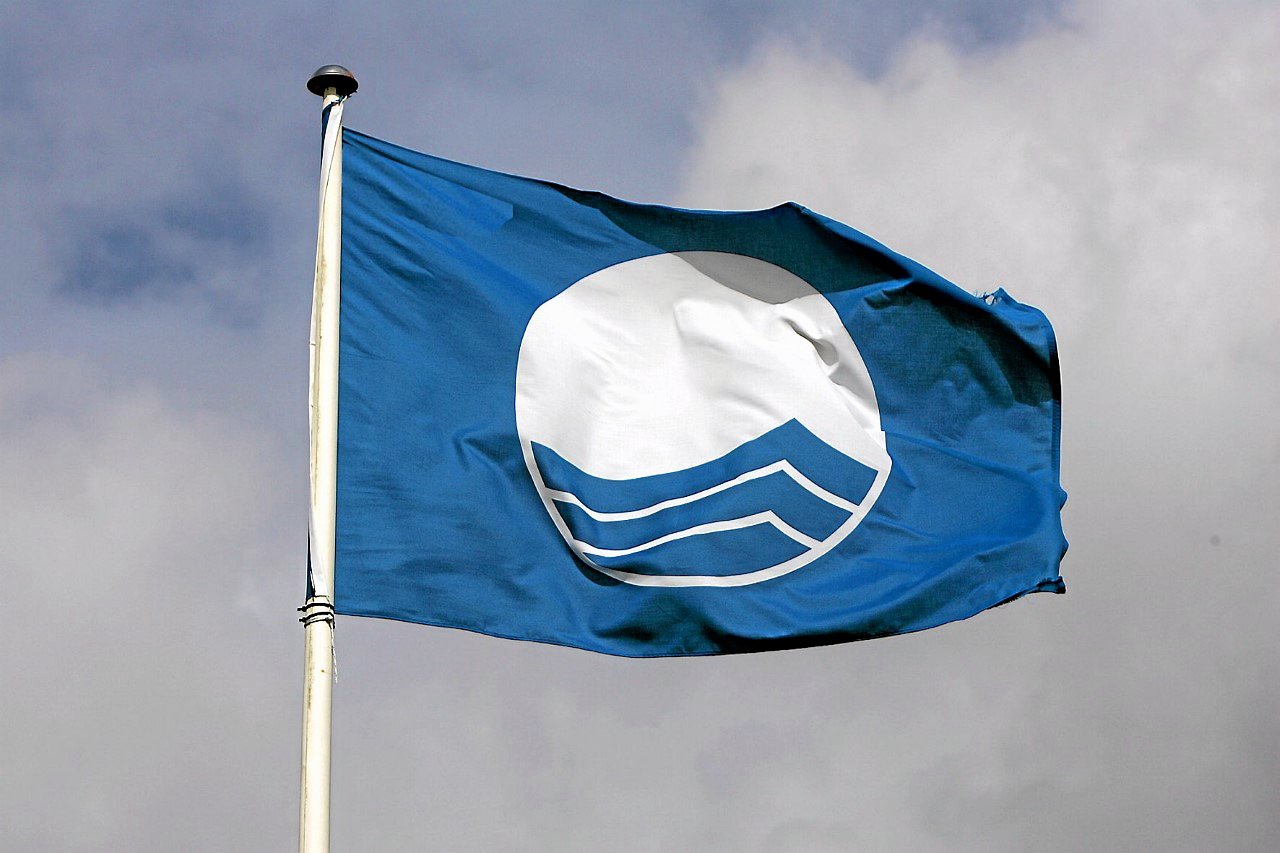 Der bliver skruet ned på servicen på fem lokale strande, når Friluftsrådets blå flag ikke længere vil vaje i vinden. Foto: Sjællandske Medier