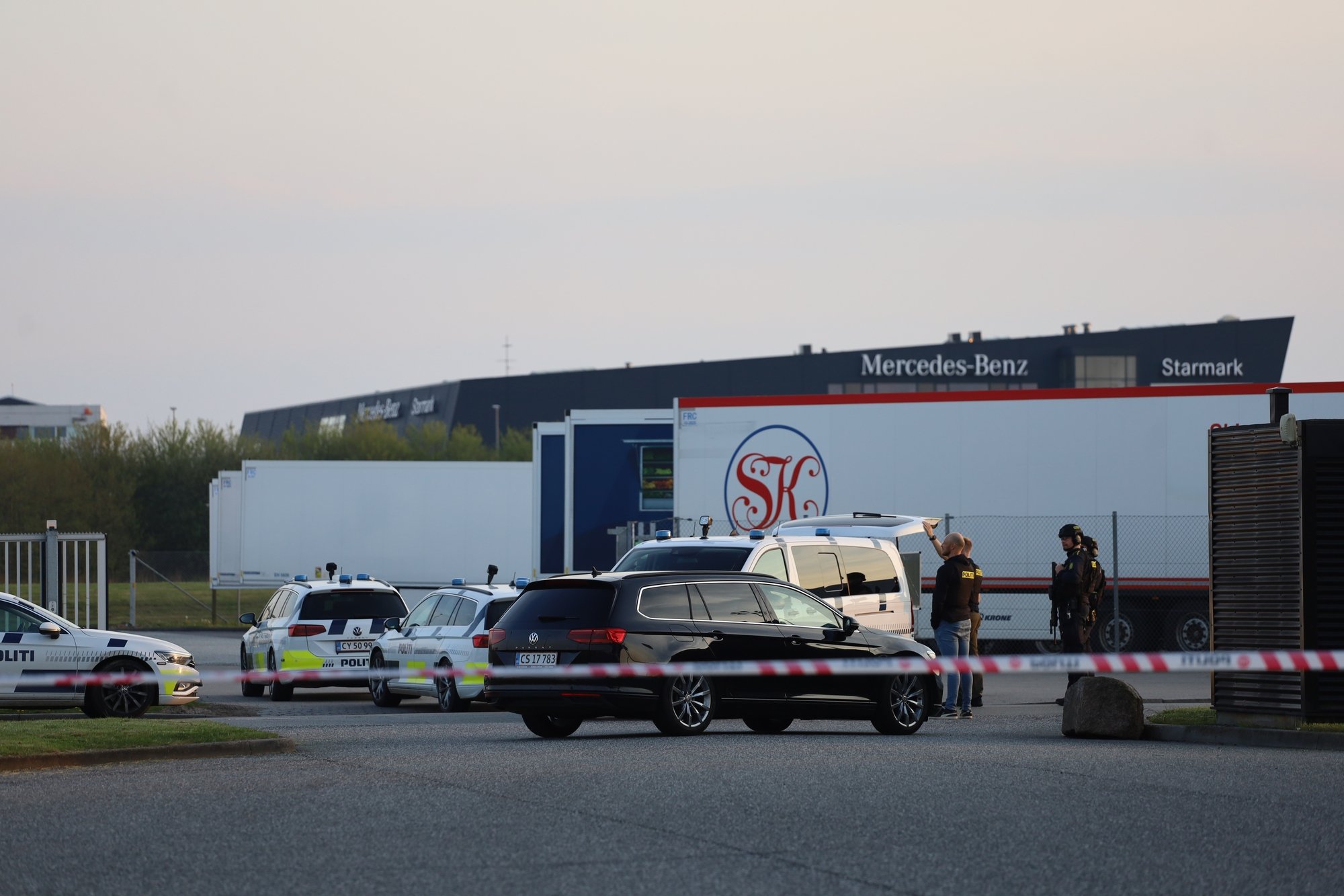 Politiet i Vejle har afspærret et område ved Vejle Transportcenter. Det skriver Vejle Amts Folkeblad.
