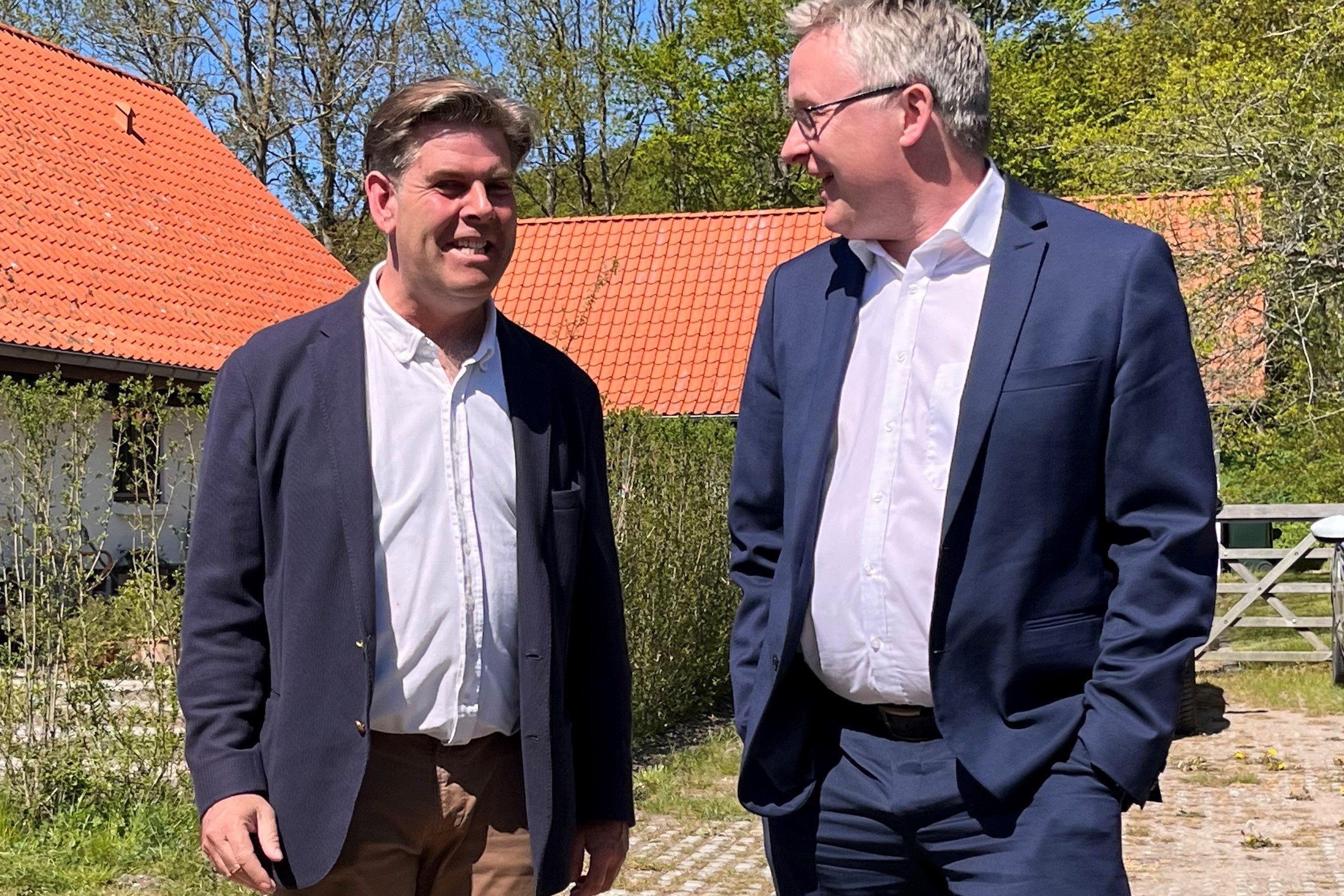 Fødevareminister Jacob Jensen (V) mødtes med fødevarepartnerskabets initiativtager Jesper Zeihlund på Vejrhøj Vingård og hørte om partnerskabet, der skal booste det sjællandske fødevareerhverv.
