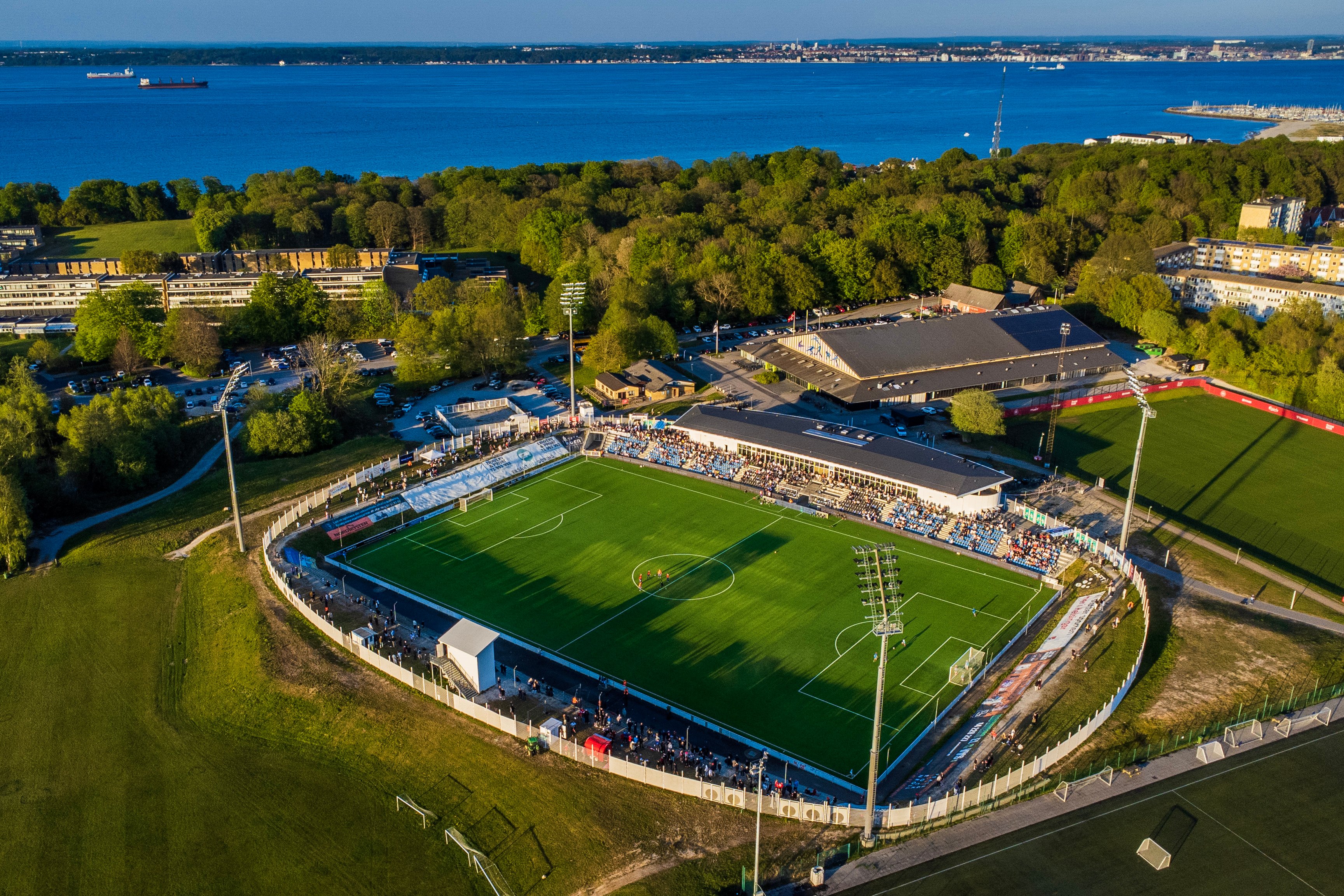 Helsingør Stadion set fra oven. Nu vil FC Helsingør og Helsingør Kommune flytte rundt på knap 25 procent af siddepladserne.