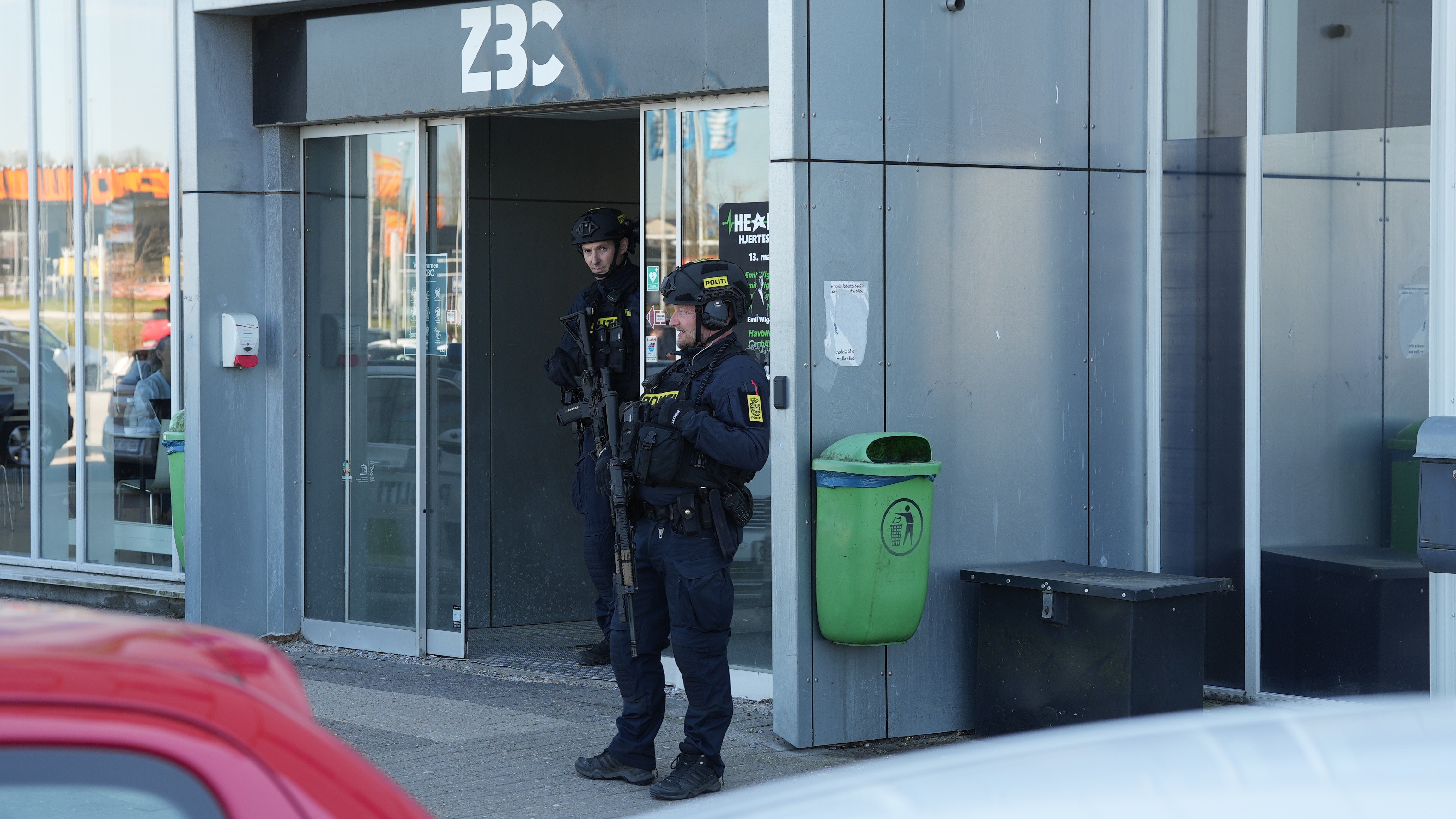 Kampklædt politi var tirsdag tilstede på ZBC i Næstved. Foto: Privat