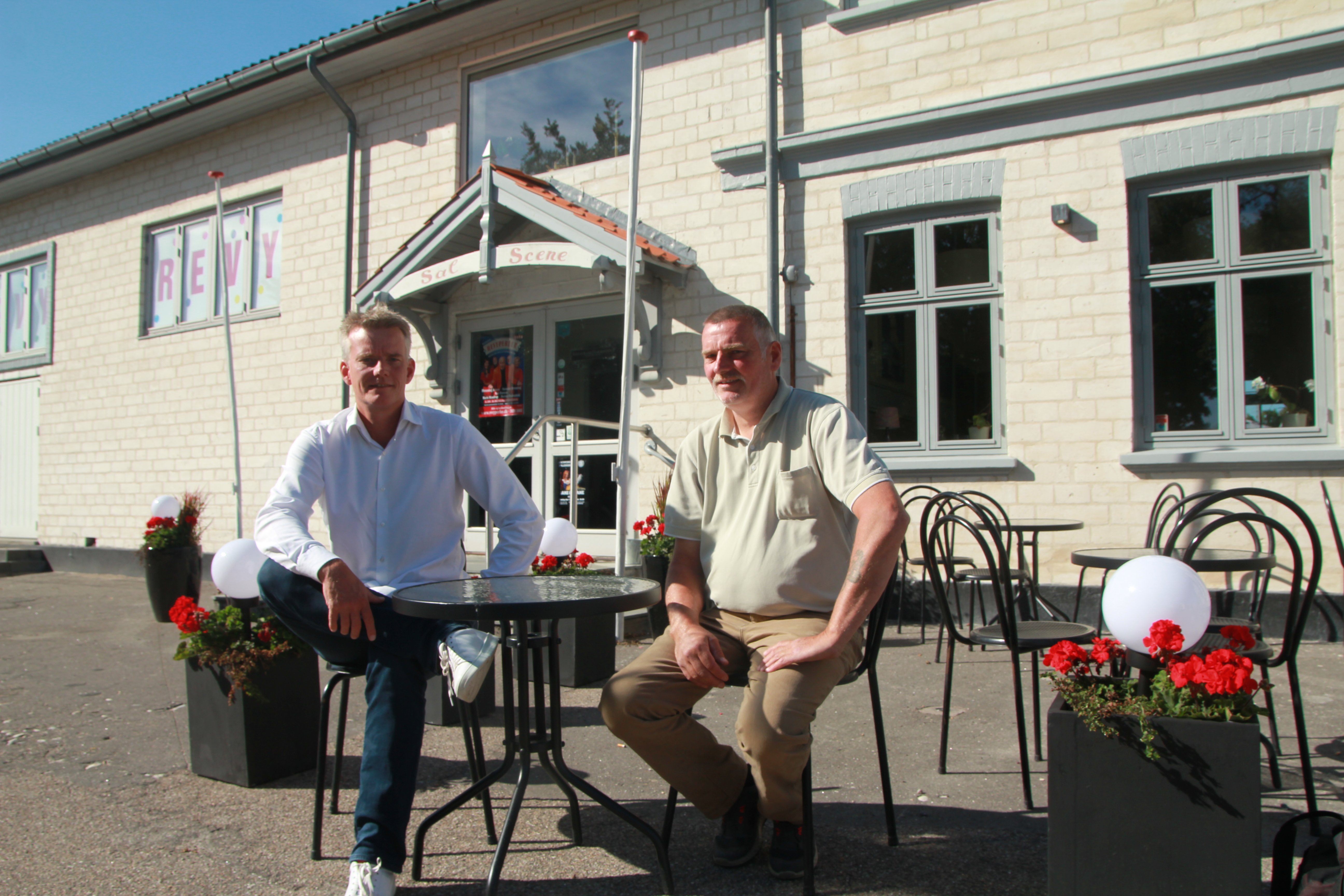 Brødrene Tom og Peer Bang (t.h.) er sammen med sidstnævntes tre døtre ejerkredsen bag det nye anpartsselskab, der nu forpagter restaurant Harmonien. Foto: Erik Nielsen