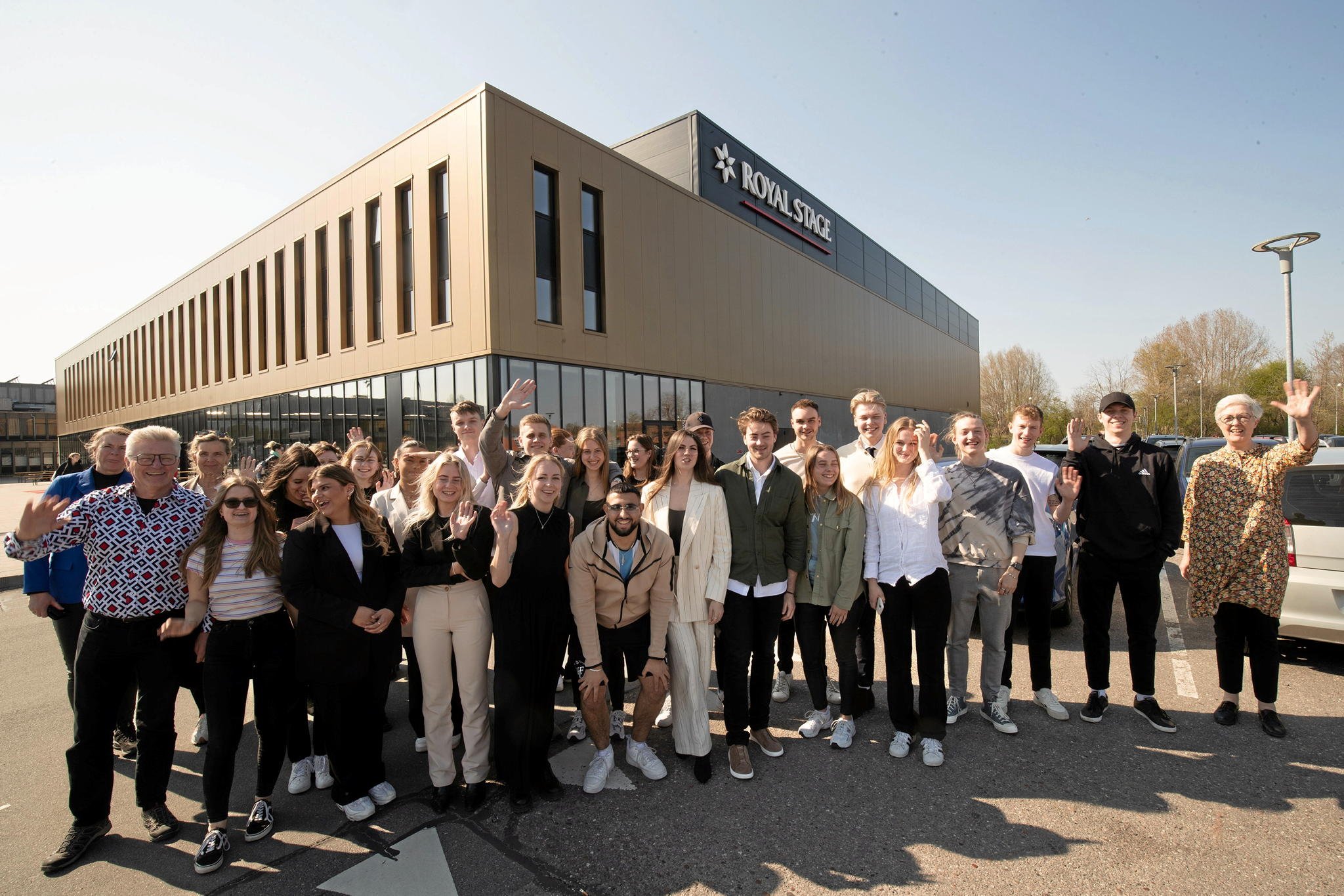 Unge fra Cphbusiness Hillerød er kommet med ideer til nye events i Royal Stage. Her ses de med repræsentanter for Cphbusiness og Royal Stage og borgmester Kirsten Jensen. Foto: Erling Madsen