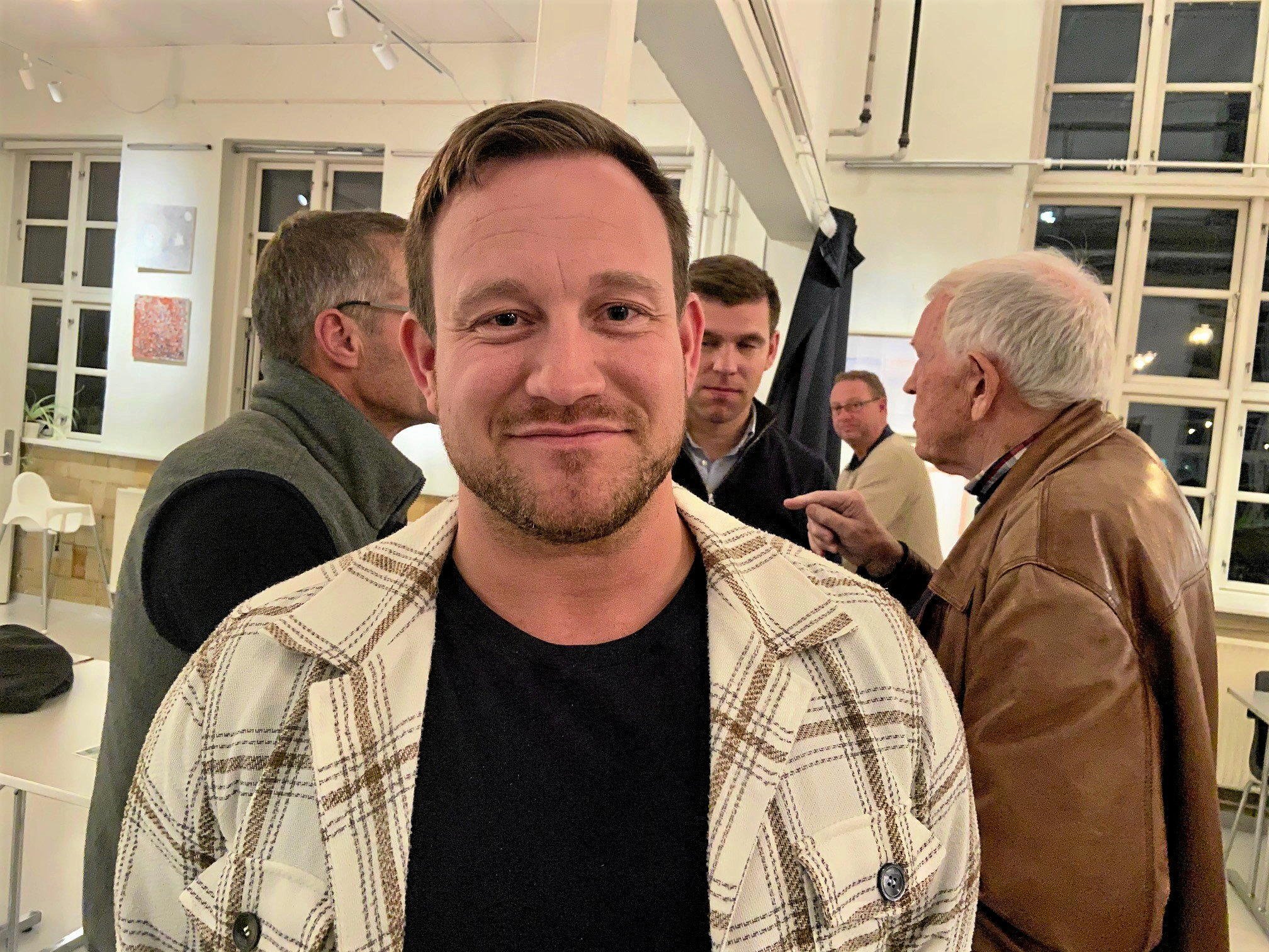 Joachim Riis (LA) havde store problemer med at sidde stille under onsdagens fintælling.