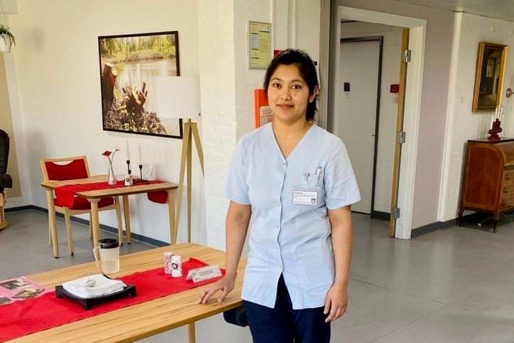 31-årige Srijana Panth fra Nepal har været rigtig glad for at blive fulgt af en sprogmentor på hendes arbejde som social- og sundhedsassistent i Brøndby Kommune. Det har styrket hendes kommunikation med borgerne, fortæller hun.