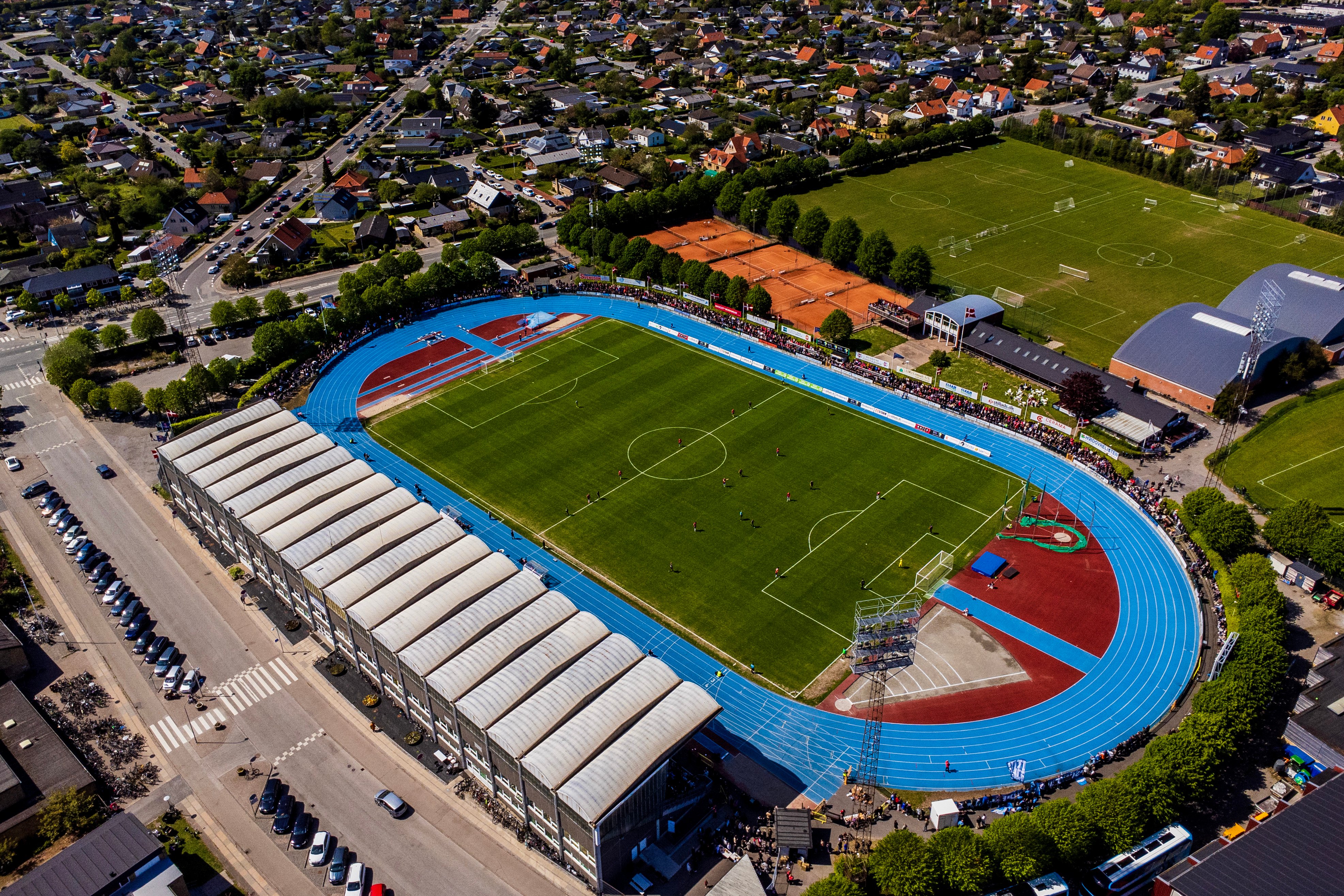 Politikerne i Hvidovre har nu godkendt, at det lokale fodboldstadion kan blive opgraderet med midlertidige tiltag, som gør det klar til kampe i Superligaen. Senere skal forbedringerne endegyldigt godkendes af Divisionsforeningen, før Hvidovre kan lægge græst til Superliga-fodbold.