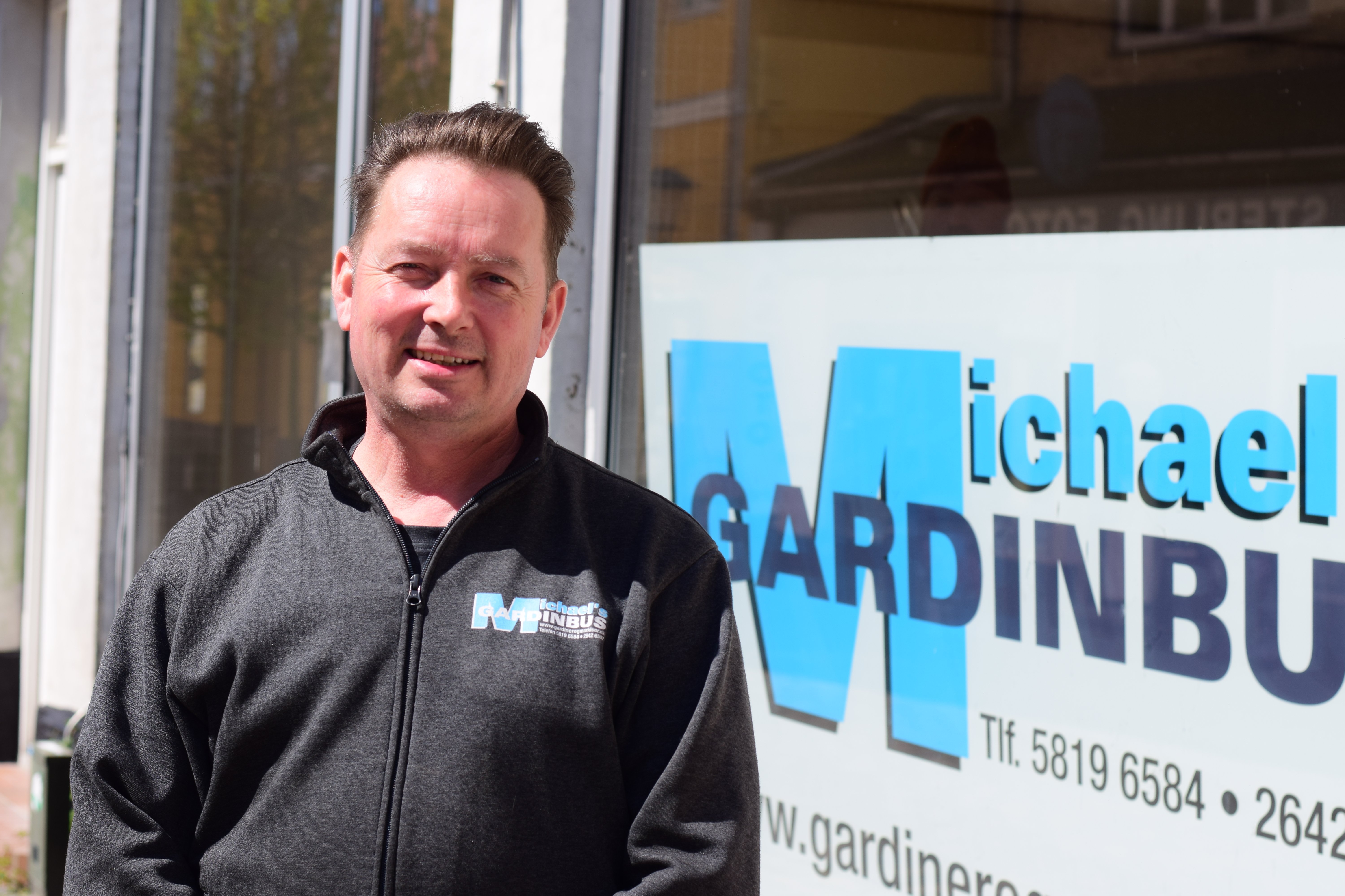 Michael Honoré flytter sin forretning ind på en adresse i Algade i Skælskør, men bussen kører fortsat. Foto: Søren Schaadt Larsen