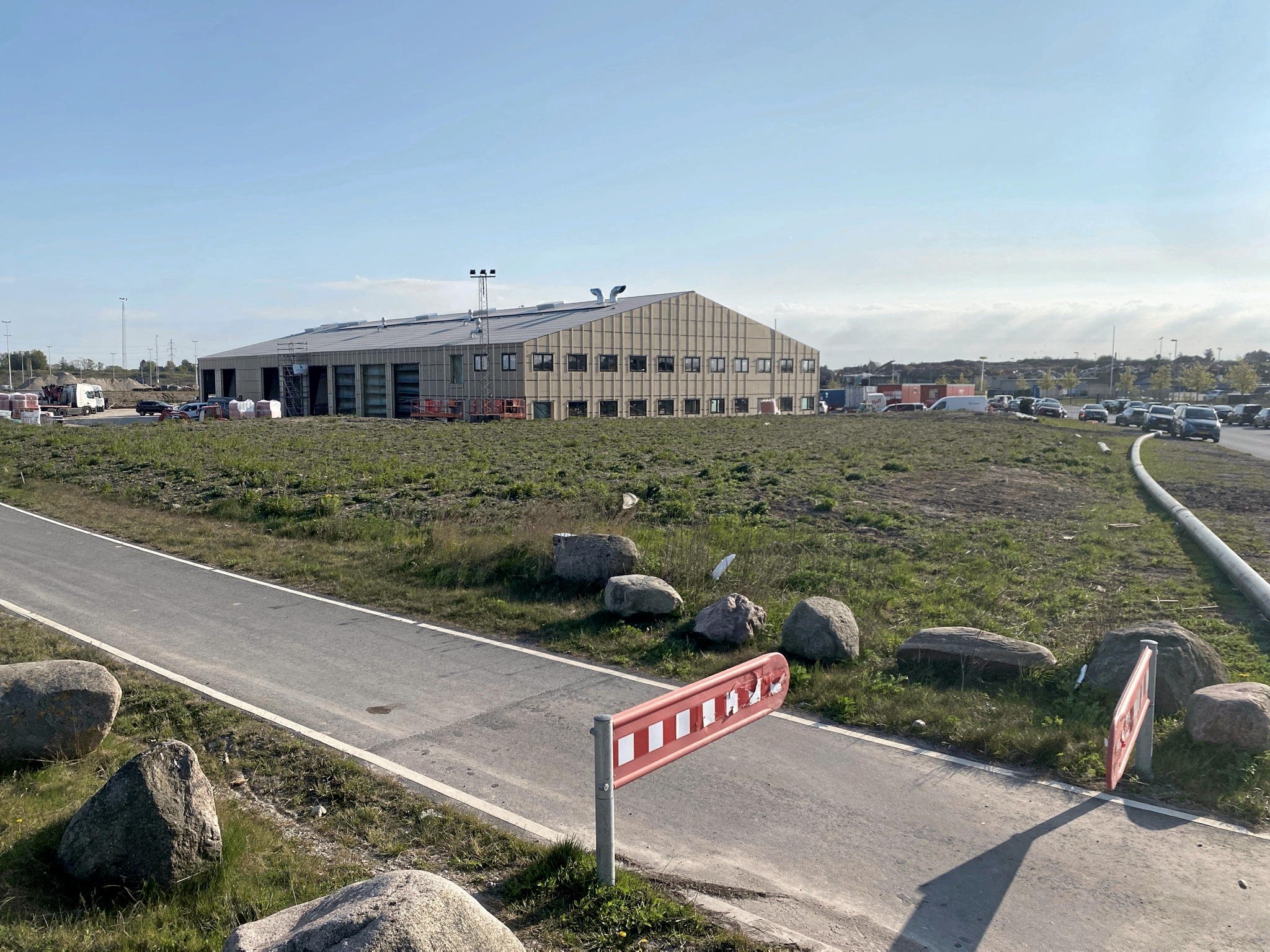 Der bliver højt til loftet i de 2200 kvadratmeter, som Poul Møller Aps Vognmandsforretning kan flytte ind i efter sommerferien. Dermed får lastbilværkstedet også mulighed for at servicere kranbiler.