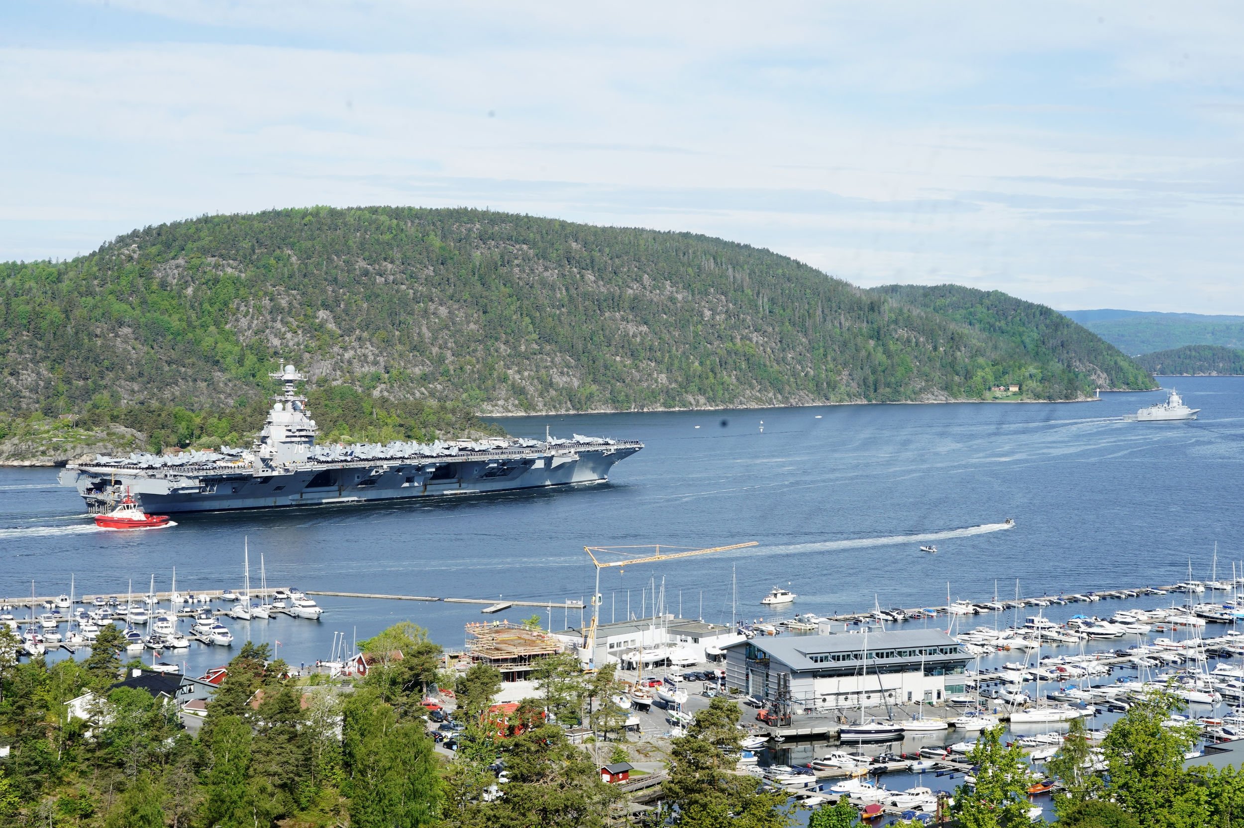 Onsdag morgen er det amerikanske hangarskib USS "Gerald R. Ford" sejlet ind til Oslo, viser billeder.