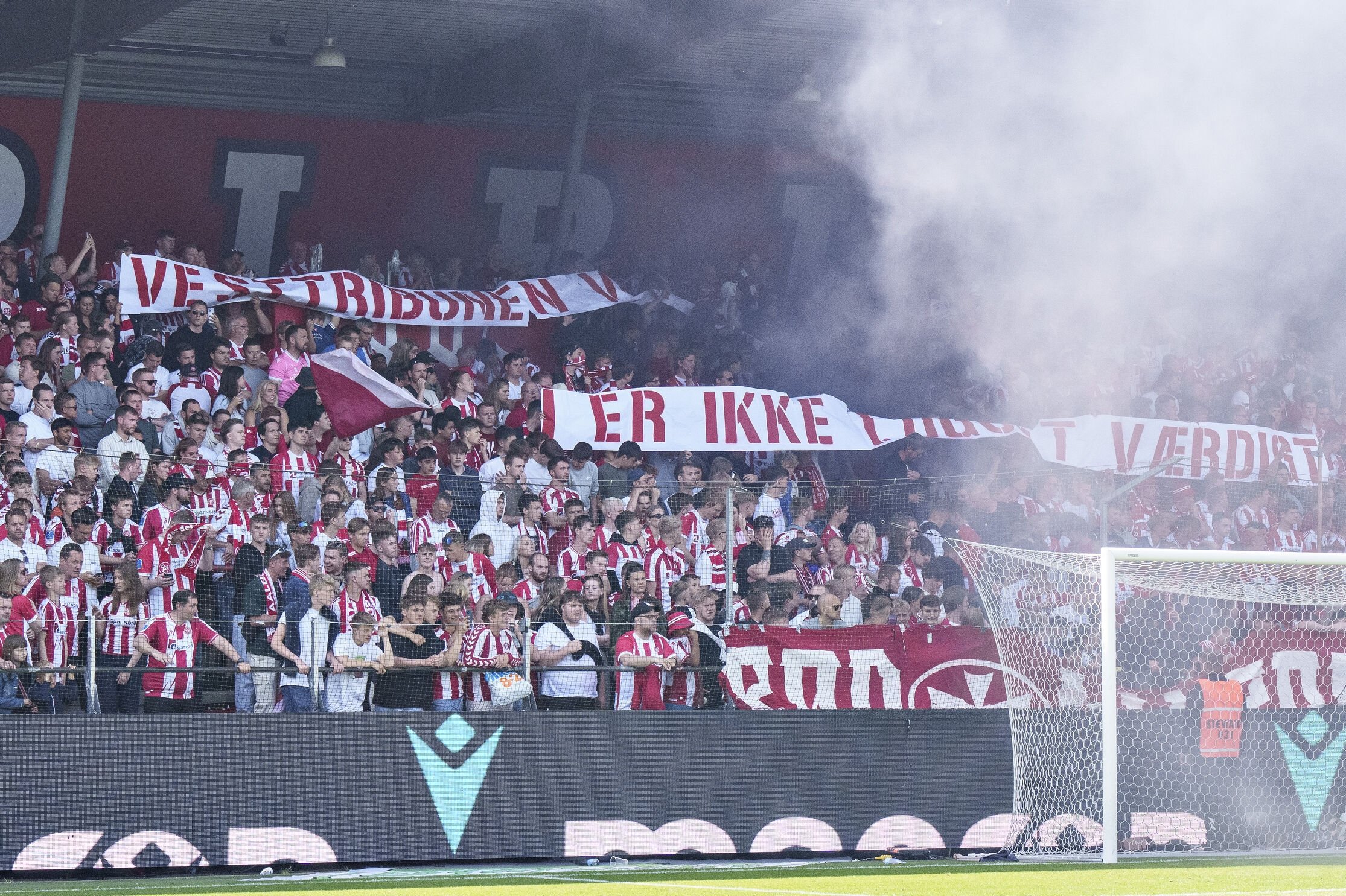 Tilskuerne på et udsolgt Aalborg Portland Park reagerede stærkt på AaB's nedrykning til 1. division.