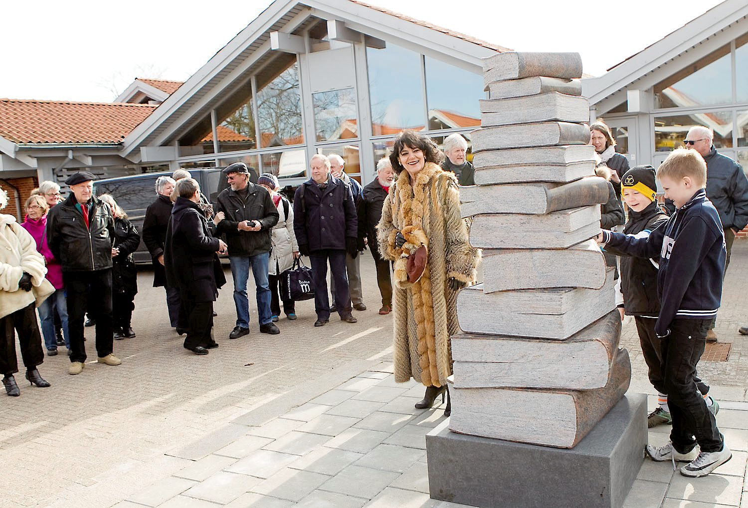 Formand for Kulturudvalget Ulla Hardy-Hansen ved det gamle Nivå Bibliotek.