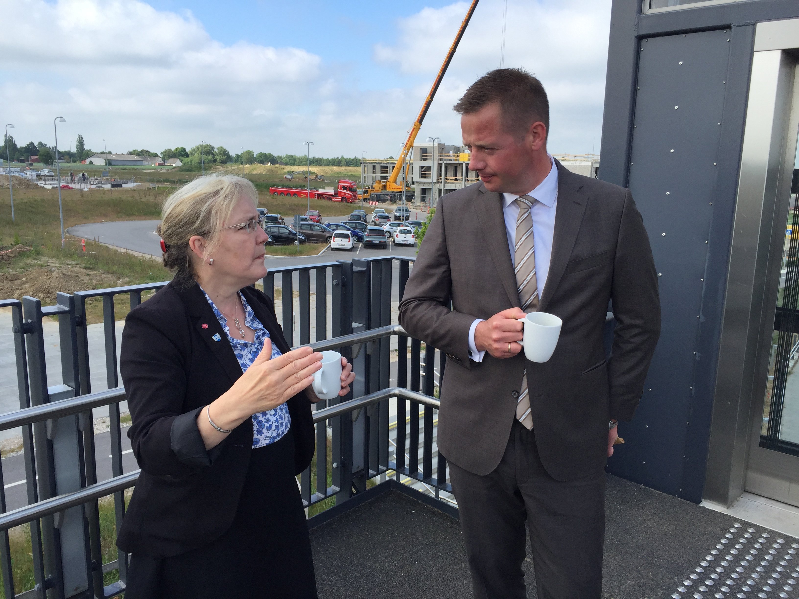 Frederikssund Kommunes borgmester Tina Tving Stauning (S) og transportminister Thomas Danielsen (V) mødtes torsdag formiddag på gangbroen ved Vinge Station for at drøfte trafikale forhold og udfordringer. Foto: Frederikssund Kommune