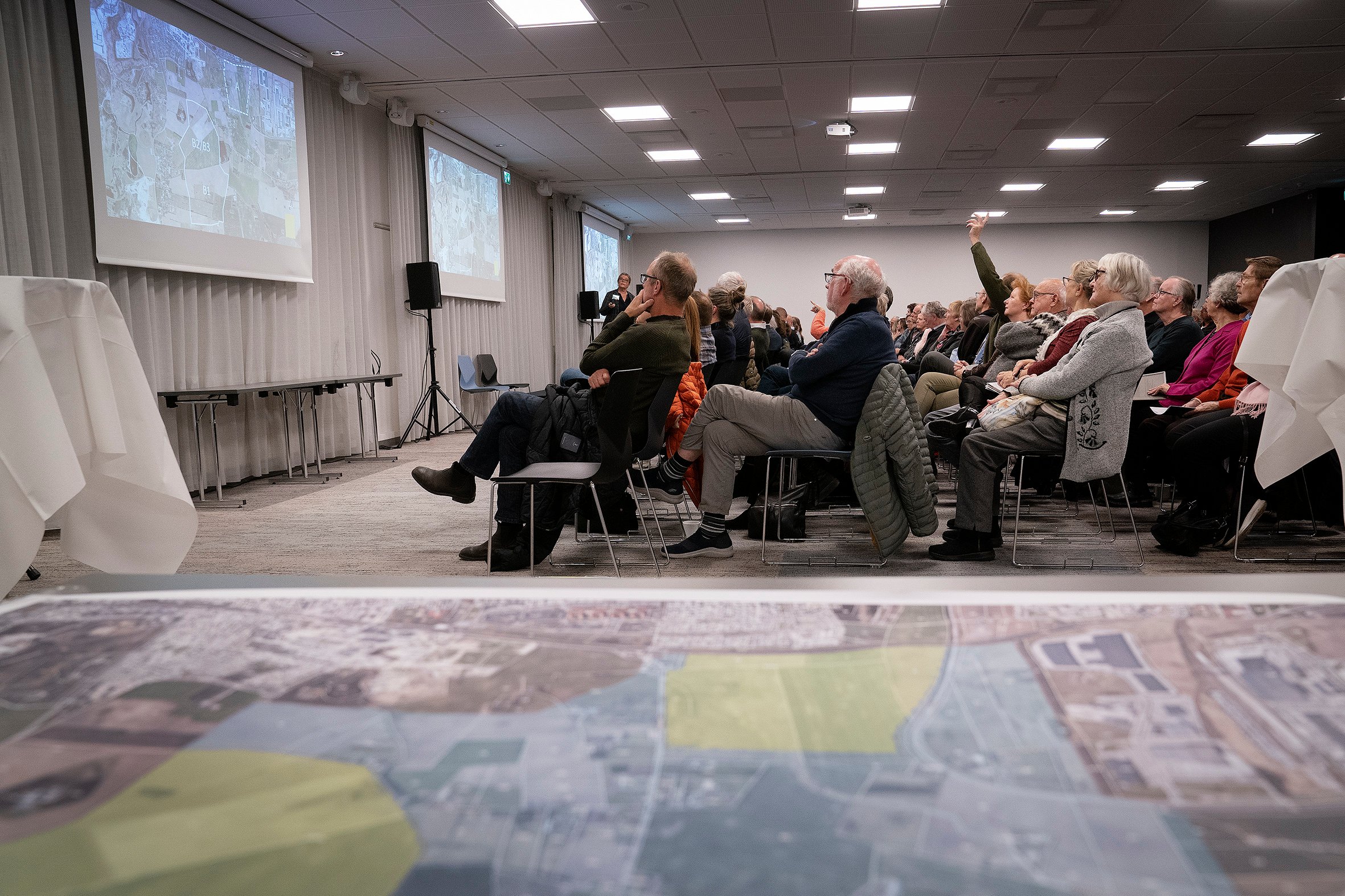 Fra begyndelsen har planerne om en kommende transformerstation ved Solhøj mødt massiv interesse ved de afholdte borgermøder. Her er det et borgermøde på Thon Partner Hotel i Høje Taastrup i november. Foto: Thomas Olsen